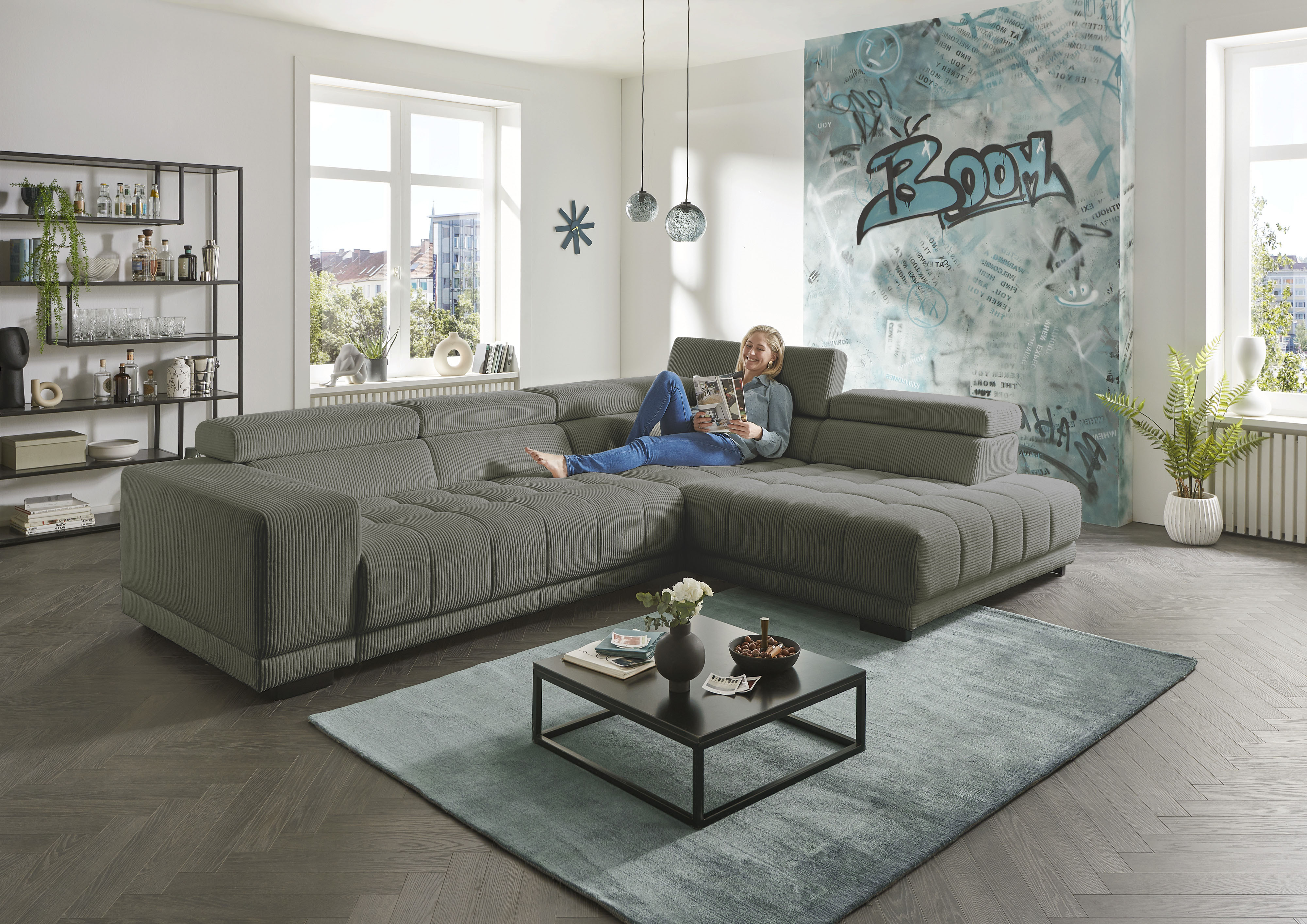 Die PlanBar Ecksofa "MP-IN15053 L-Form breiter Schenkel" mit Kopfteilverstellung, wahlweise mit manueller Vorziehbank