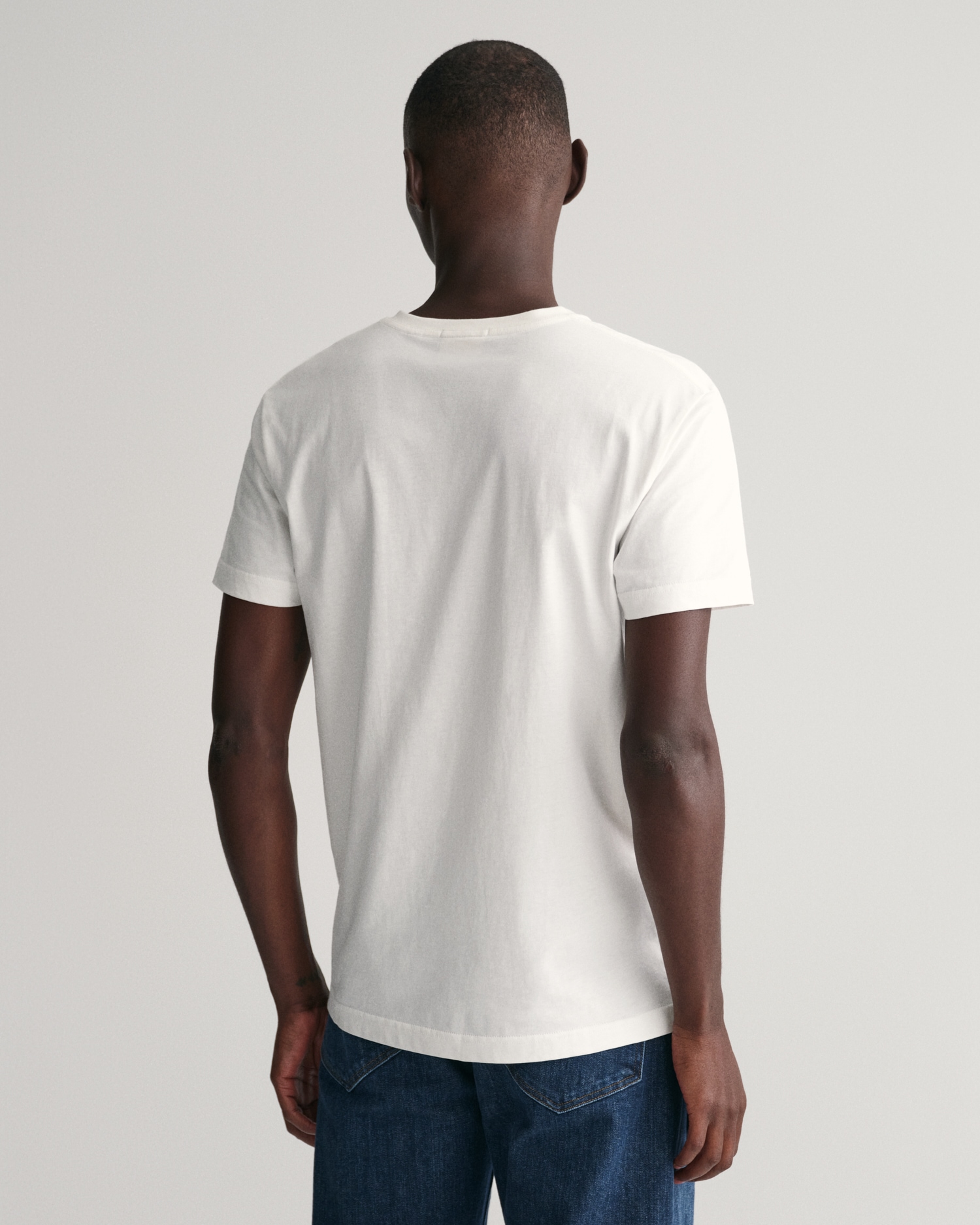 Gant T-Shirt »SLIM SHIELD V-NECK T-SHIRT«, mit einer kleinen Logostickerei  auf der Brust ▷ für | BAUR