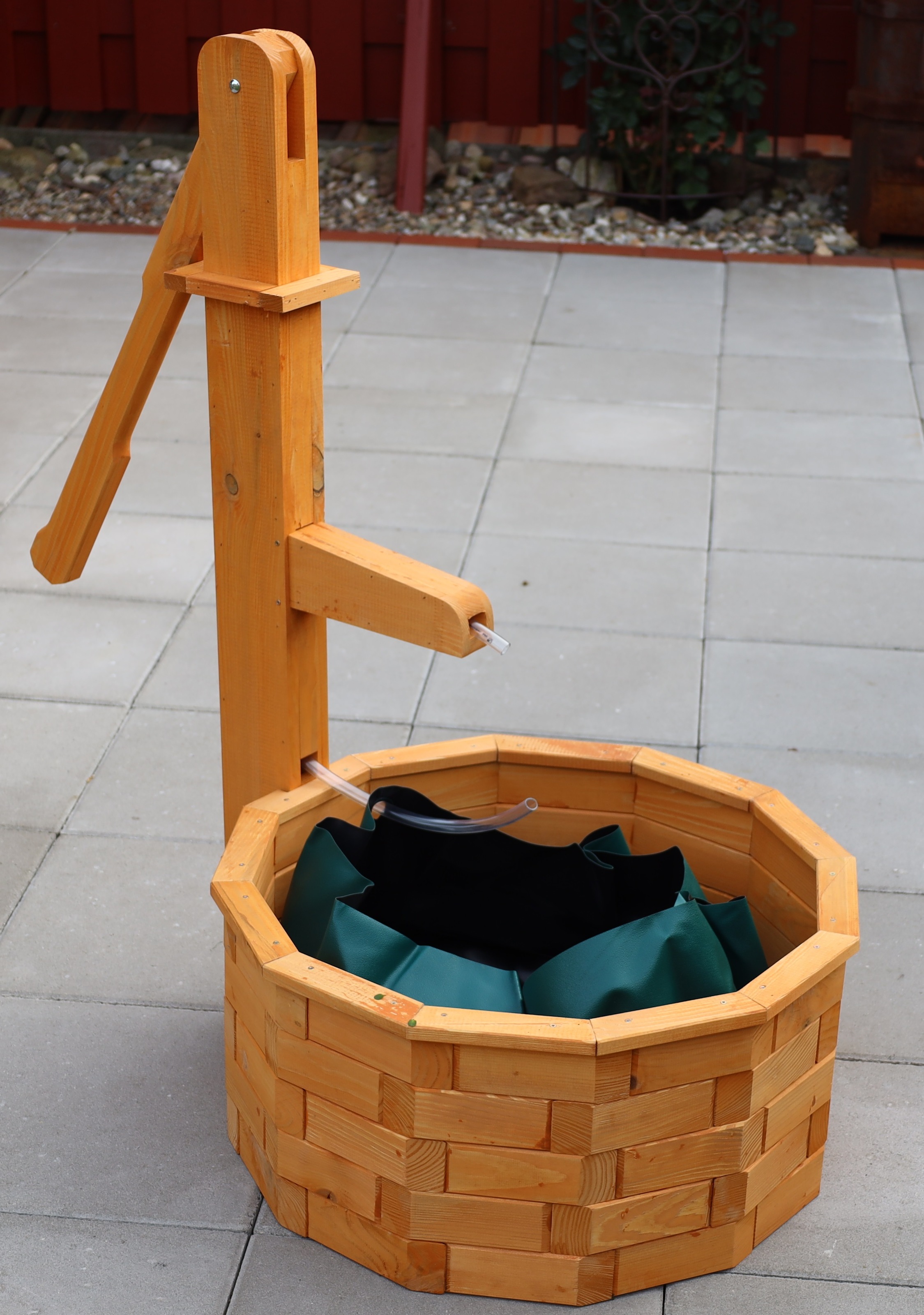 promadino Blumentopf »Holztrog rund mit Holzschwengelpumpe«, BxTxH: 72x64x101 cm