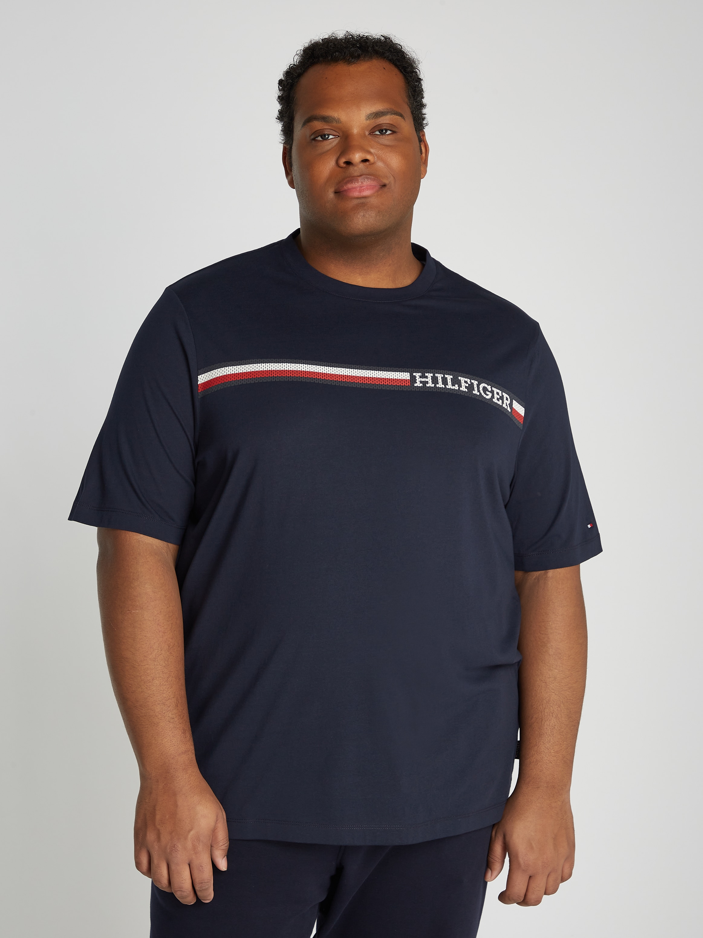 T-Shirt »BT-CHEST STRIPE TEE-B«, Große Größen mit Logostickerei