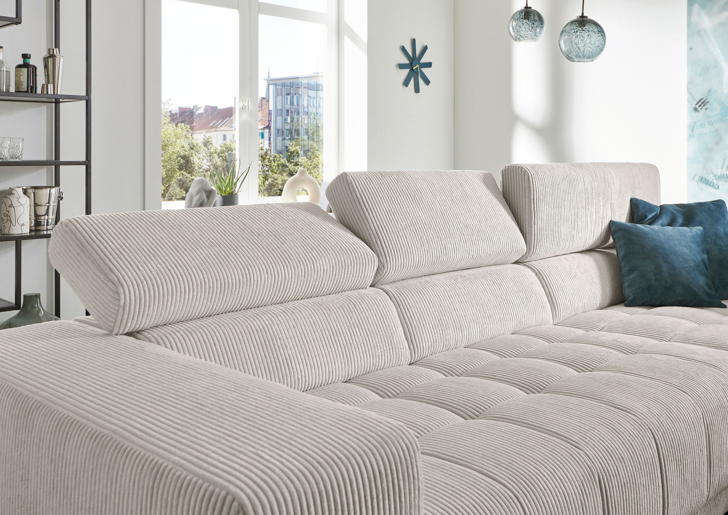 Thumbnail - Die PlanBar Ecksofa "MP-IN15053 L-Form breiter Schenkel" wahlweise mit Kopfteilverstellung und manueller Vorziehbank