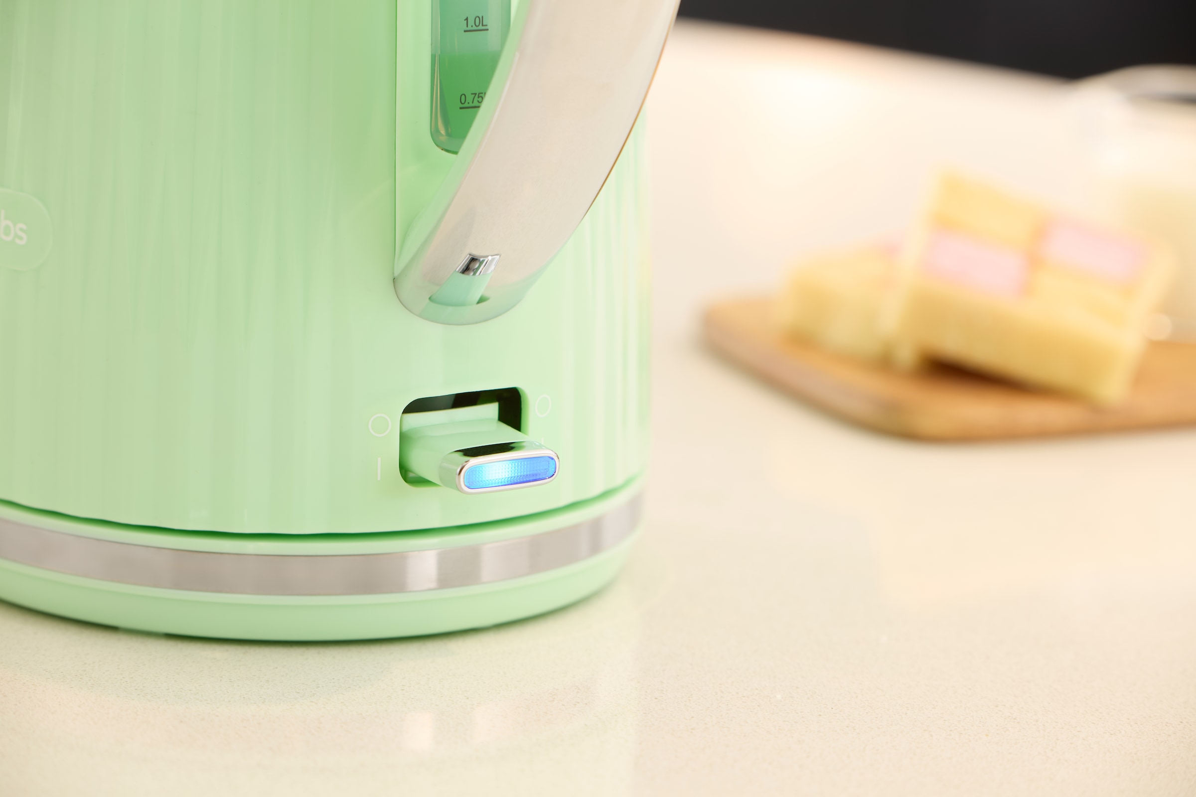 RUSSELL HOBBS Wasserkocher »Eden 27364-70 Pistazie«, 1,7 l, 2400 W, Edelstahlakzente, herausnehmbarer Kalkfilter
