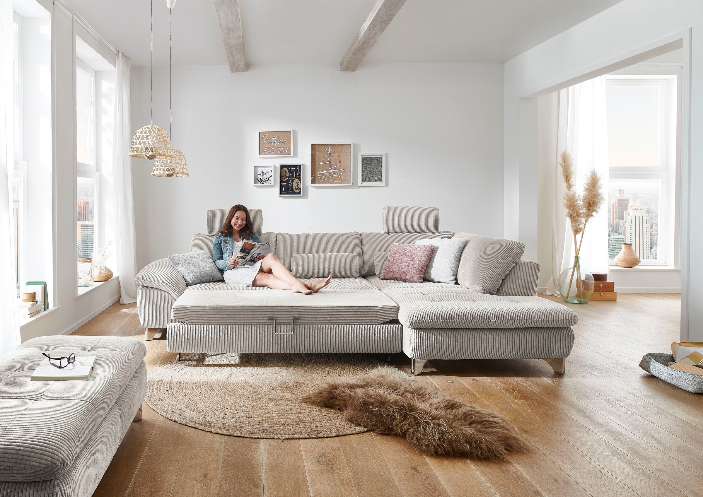 Die PlanBar Ecksofa »MP-IN14007 L-Form«, wahlweise mit Bettfunktion und verstellbaren Kopfstützen, in Cord