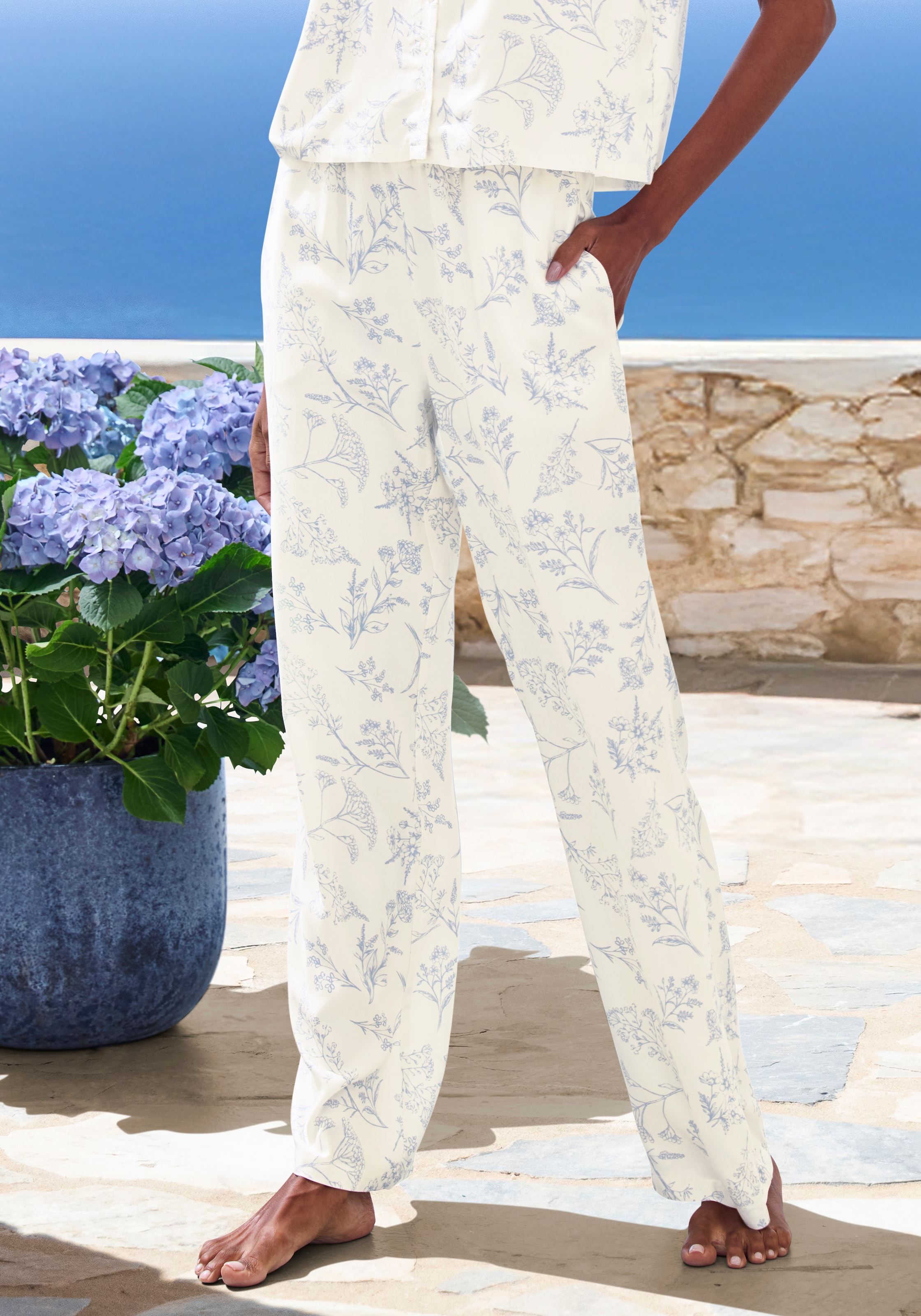 LASCANA Pyjamahose mit elastischem Bund in gesmokter Optik