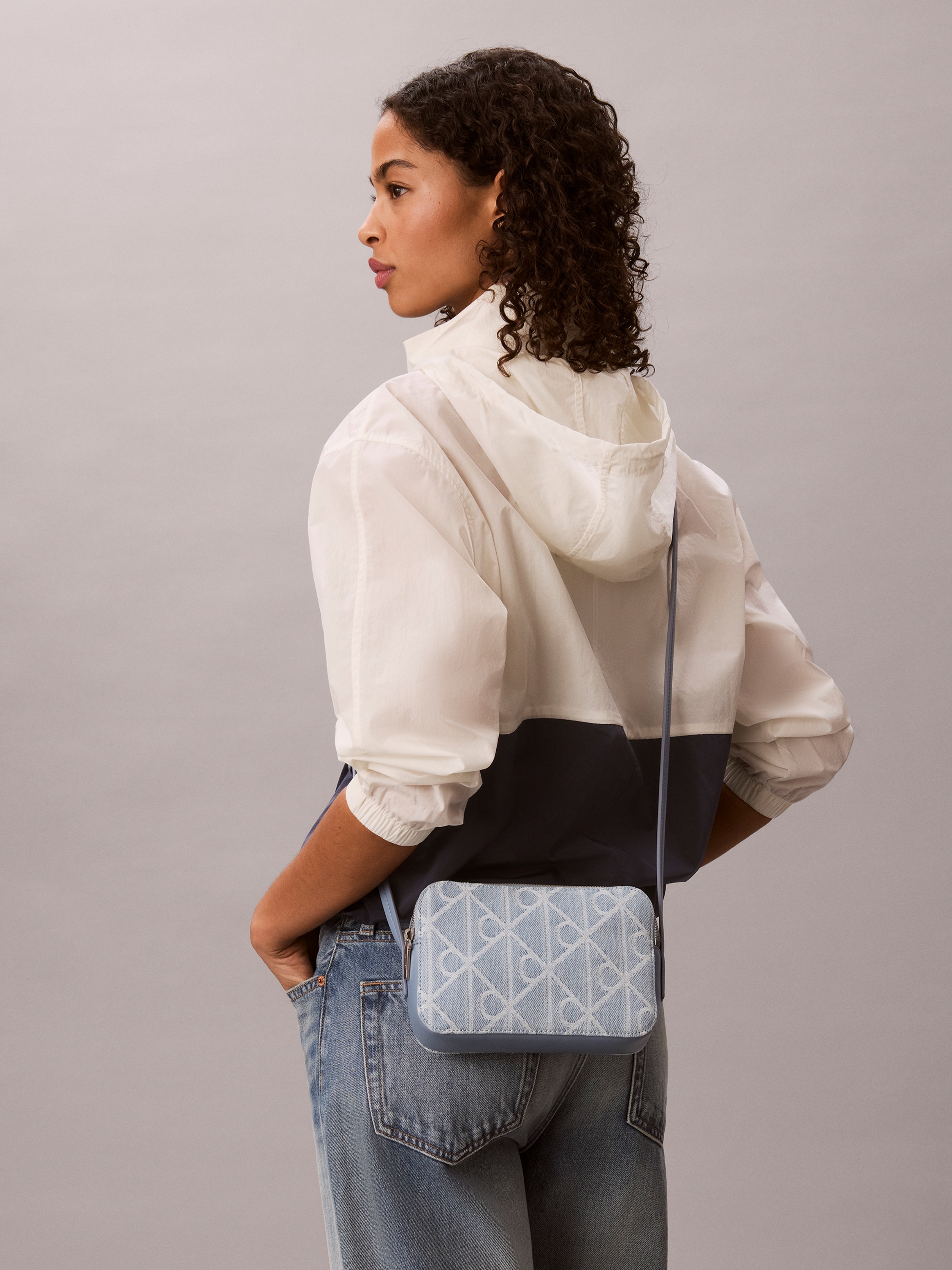 Calvin Klein Mini Bag »EMBLEM AOP DENIM CAMERA BAG« kleine Umhängetasche, Tragetasche mit CK-allover-Muster