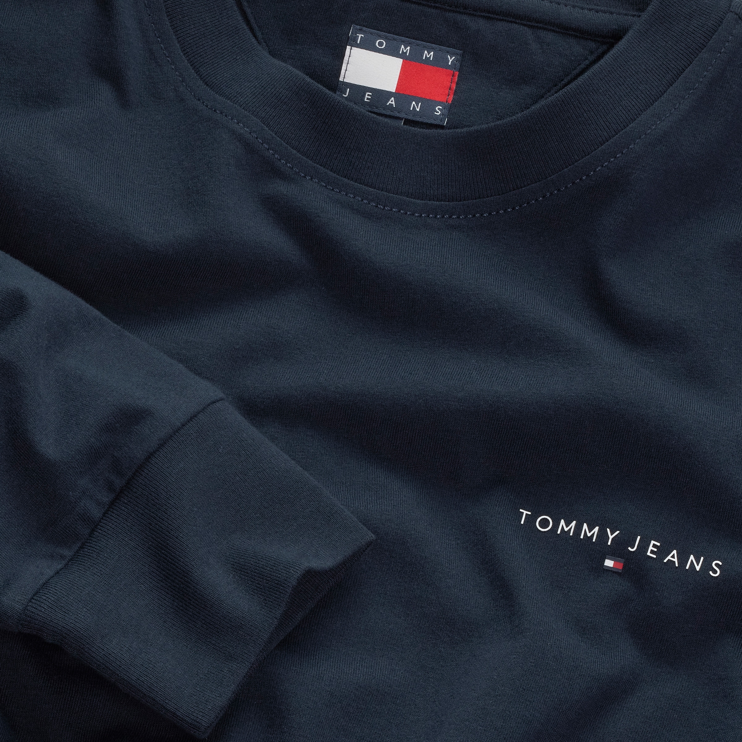 Tommy Jeans Langarmshirt »TJM SLIM CHEST LINEAR LS TEE EXT«, Mit Rundhalsausschnitt