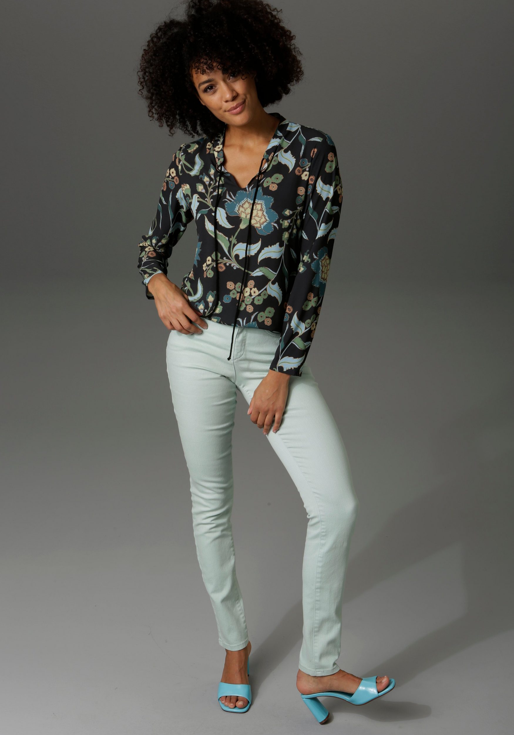 Thumbnail - Aniston CASUAL Schlupfbluse mit malerischem Blumendruck