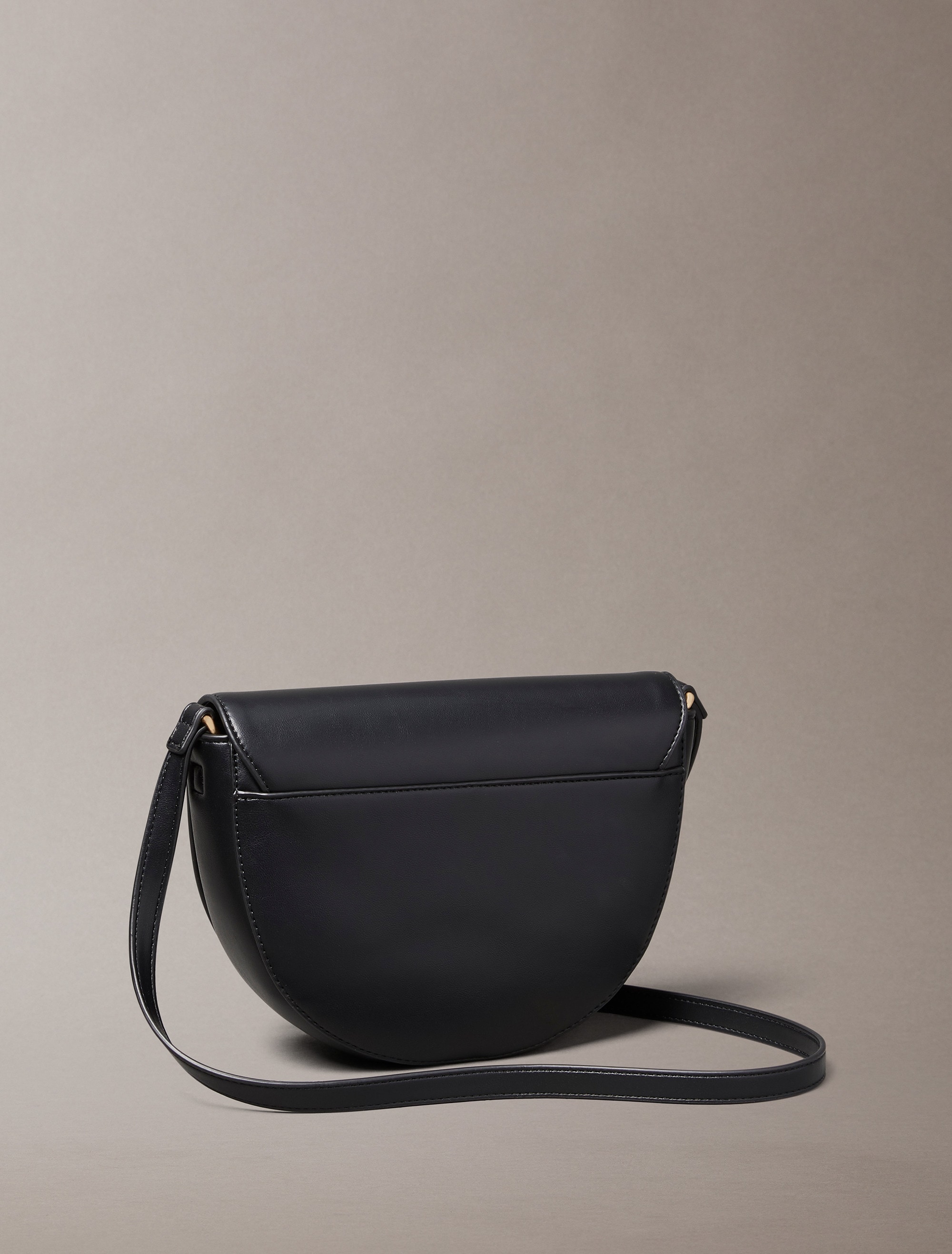 Calvin Klein Umhängetasche »RAISED CK SADDLE CROSSBODY«, Damen Schultertasche, Handtasche, Abendtasche mit CK-Logo