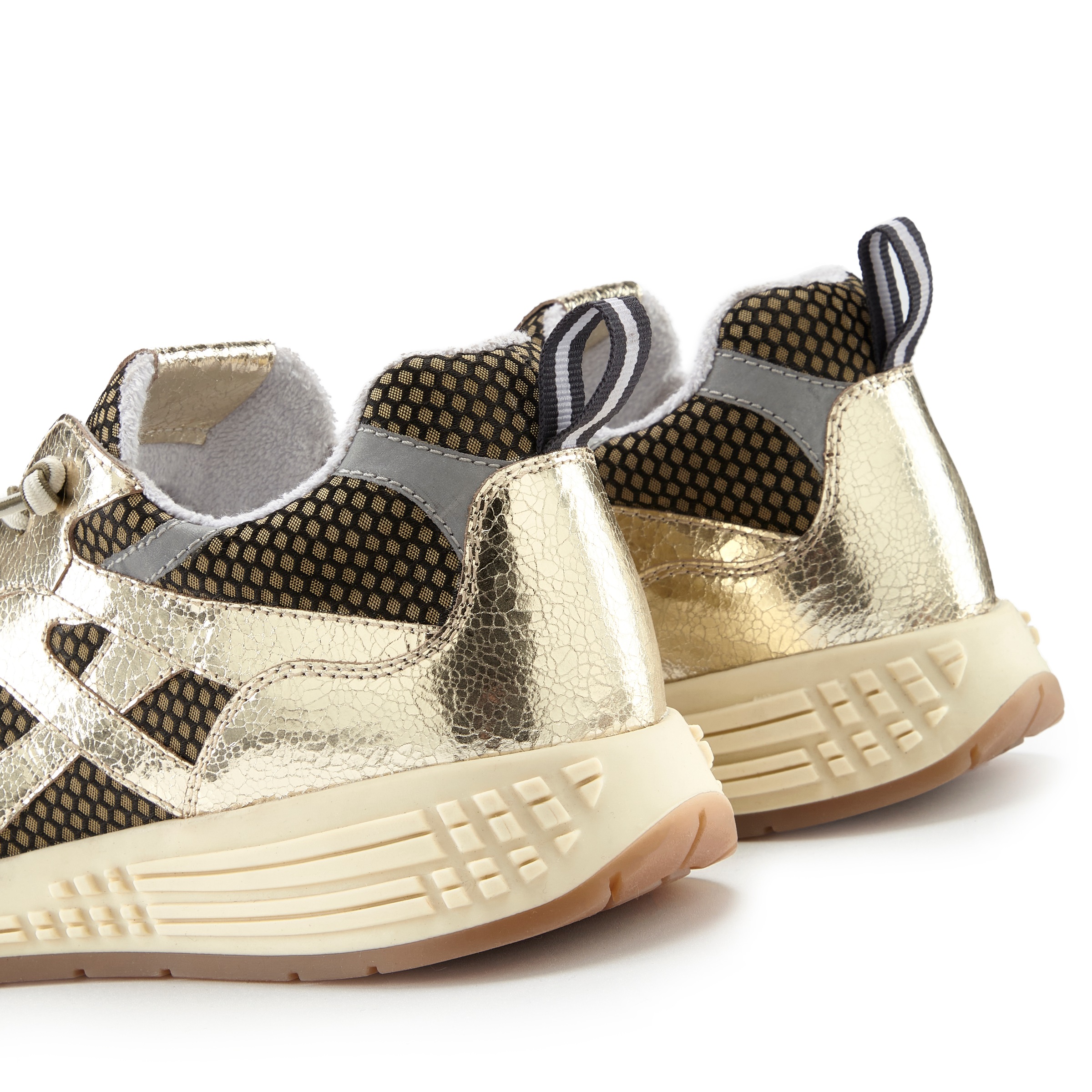 LASCANA Sneaker »Schnürhalbschuh, Freizeitschuh«, mit Lederanteil, Metallic-Look und elastischen Schnürbändern