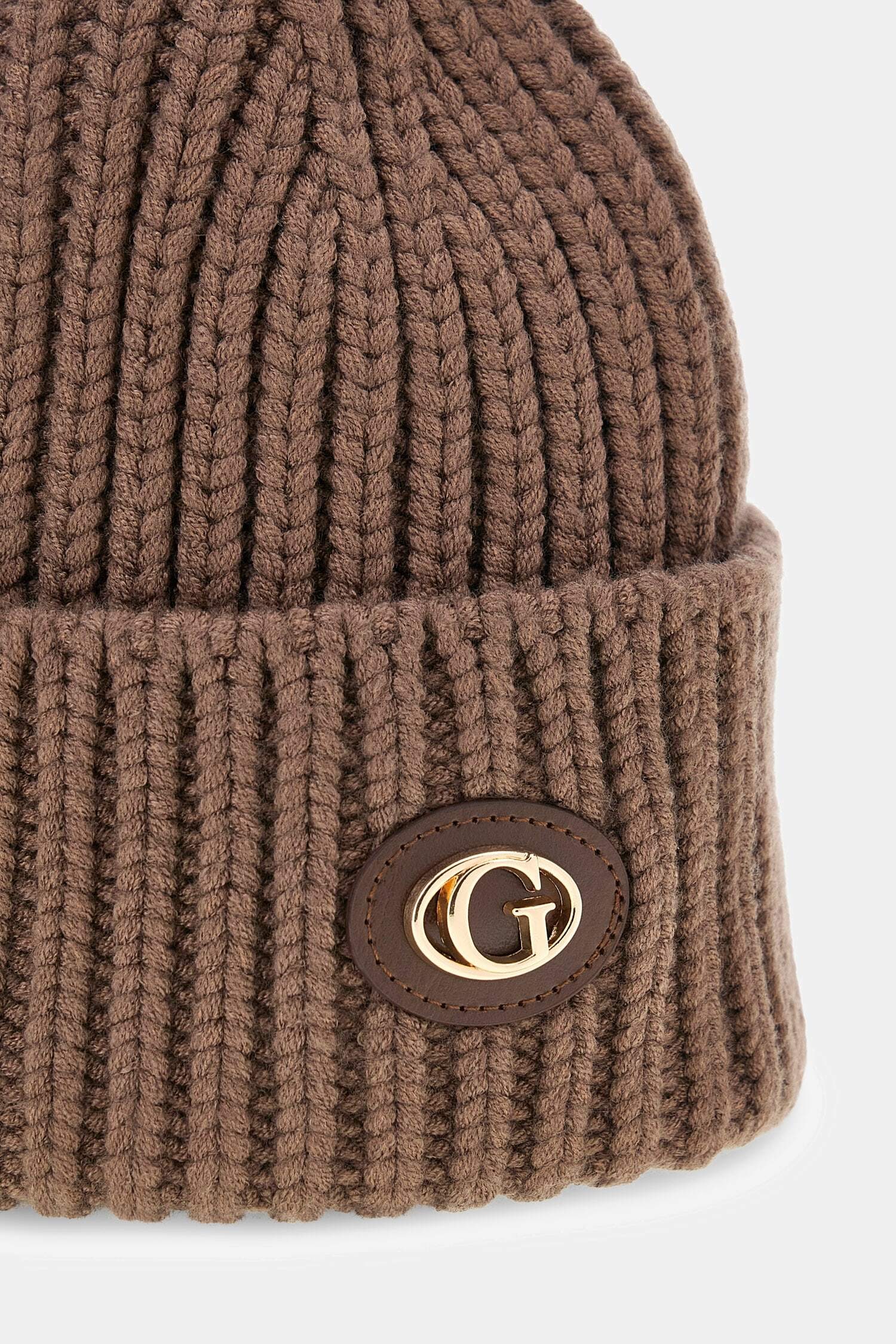 Guess Strickmütze »KNITTED BEANIE« mit Logo-Patch auf dem Umschlag