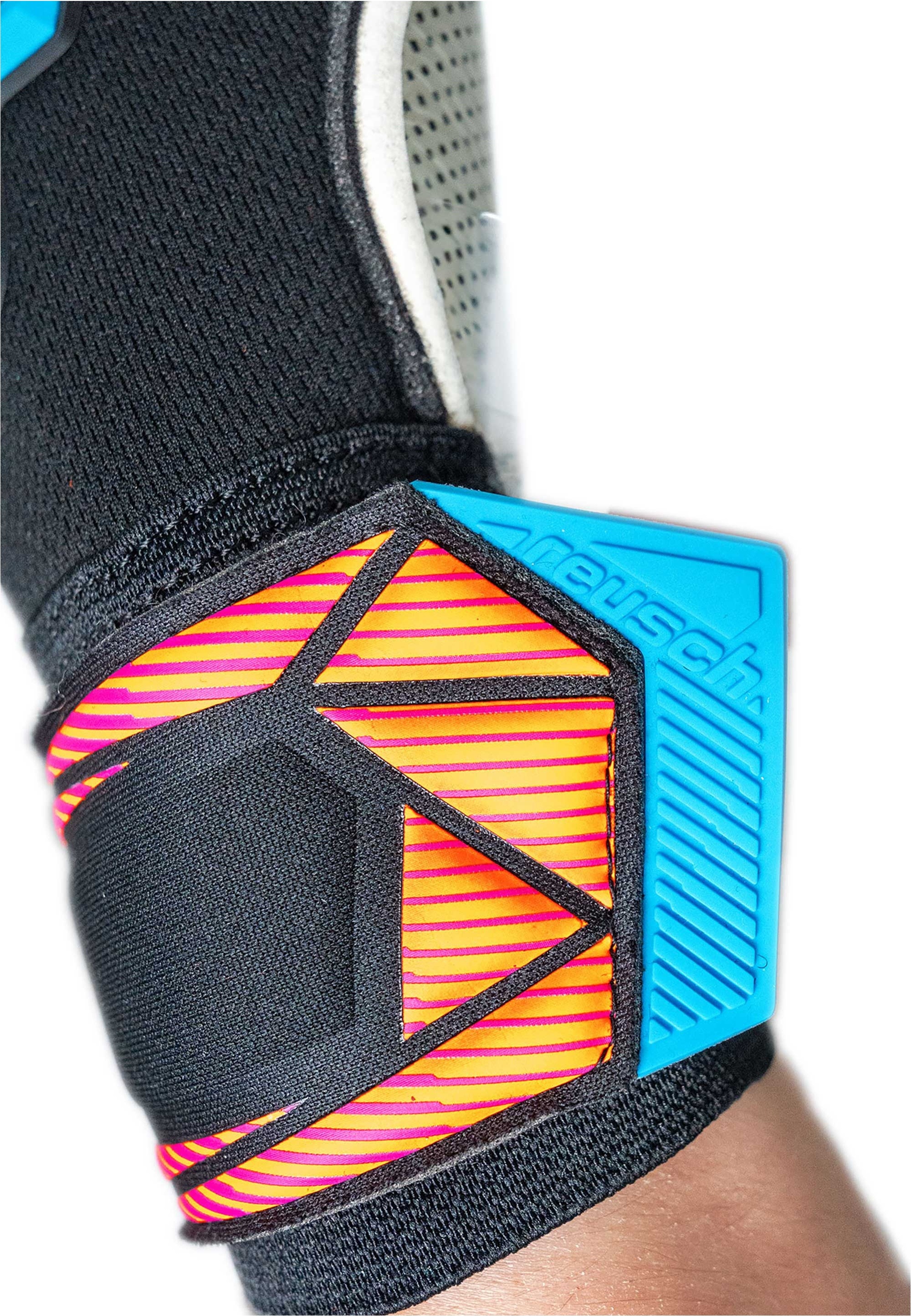 Reusch Torwarthandschuhe »Attrakt Advance Evolution Glueprint« mit atmungsaktiven Mesh-Einsätzen