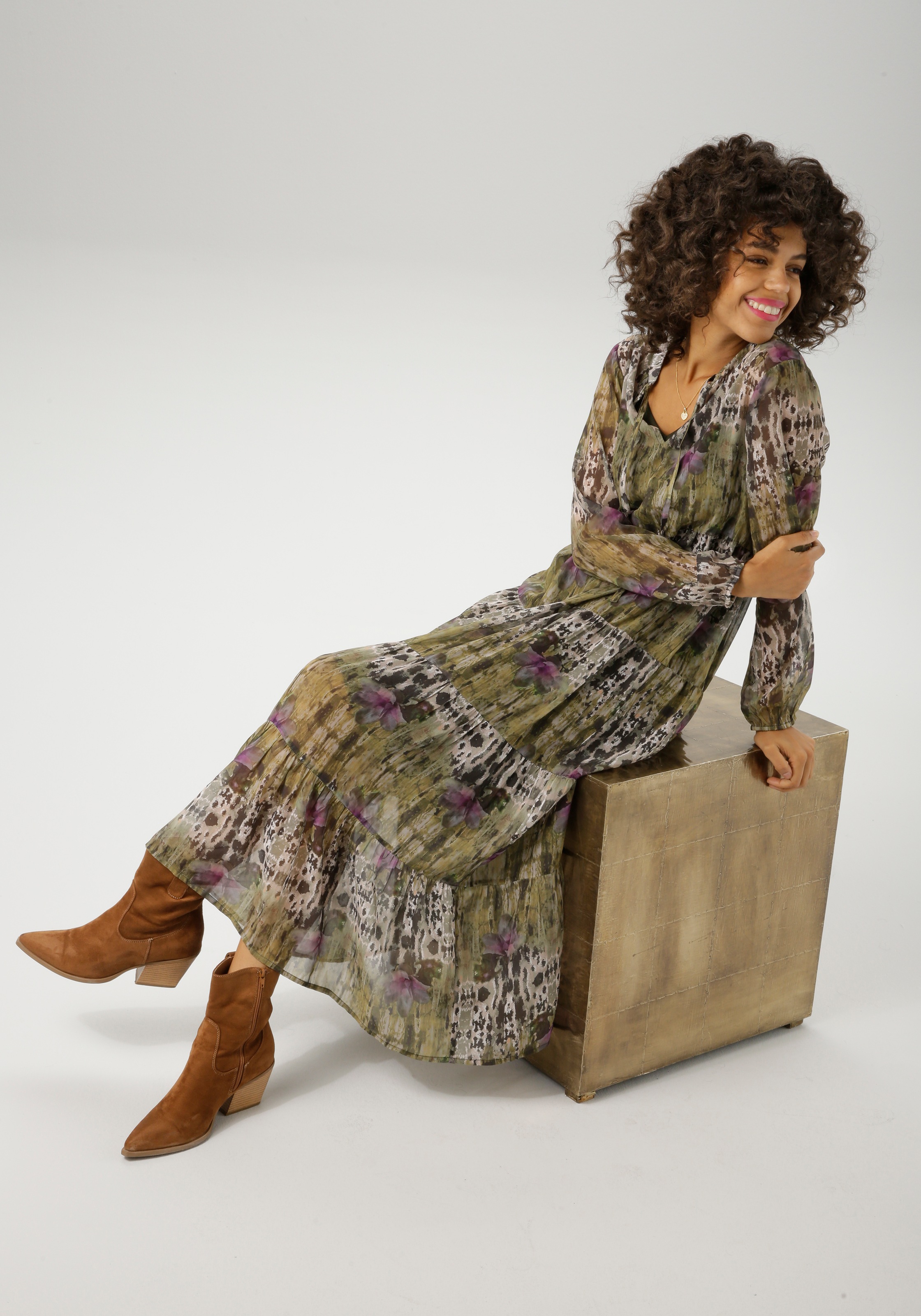 Aniston CASUAL Maxikleid, (mit Unterkleid), mit Batik-Blüten im grafischen Druck - NEUE KOLLEKTION