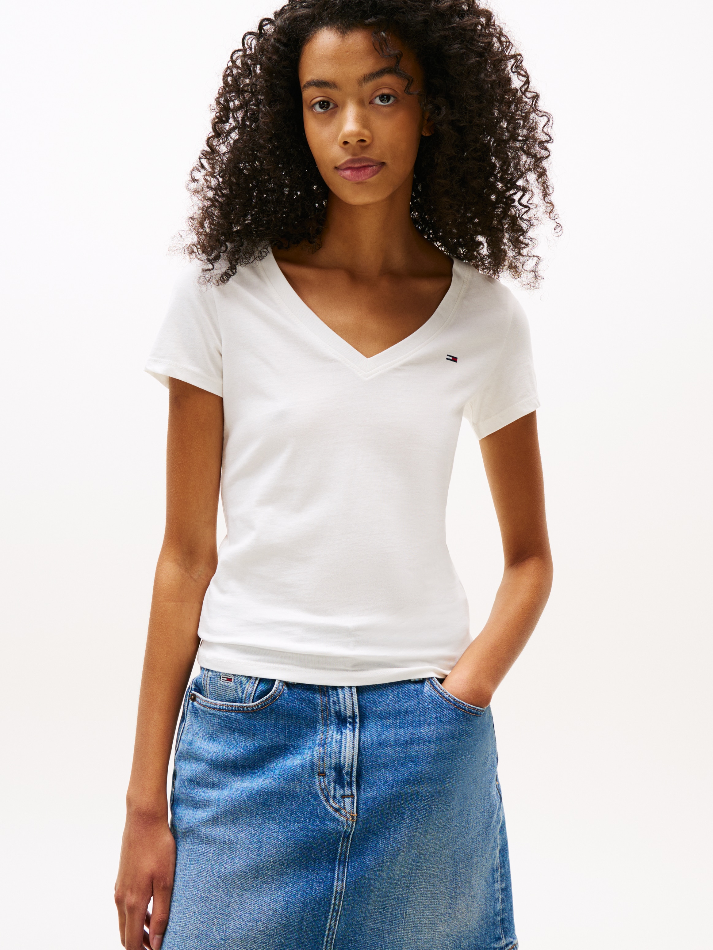 Tommy Jeans T-Shirt »TJW 2PACK V-NECK TEE«, (Packung, 2 tlg., 2-er Pack), mit Logostickerei