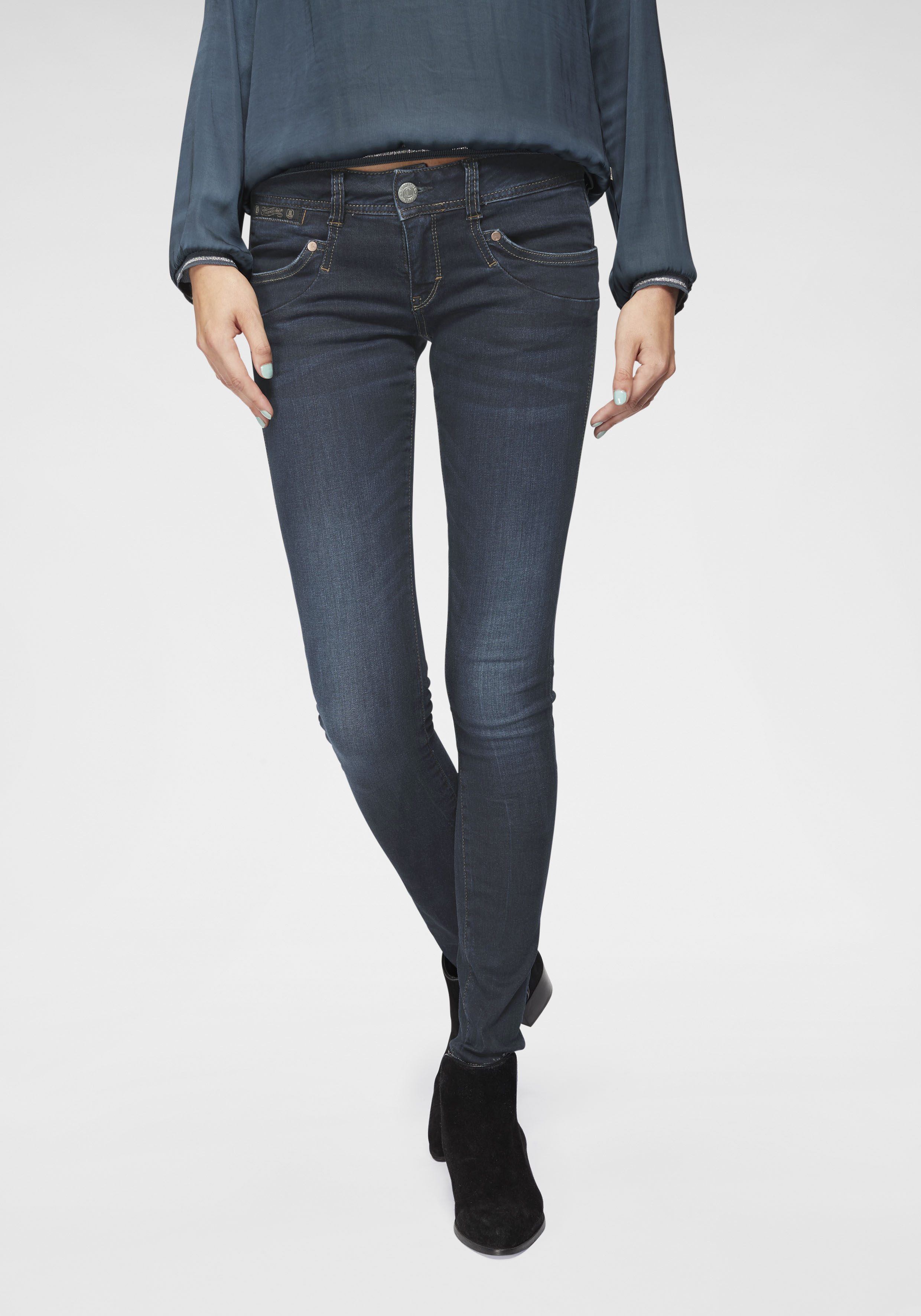 Herrlicher "Piper Slim Denim" mit Zierknöpfen an den Gesäßtaschen