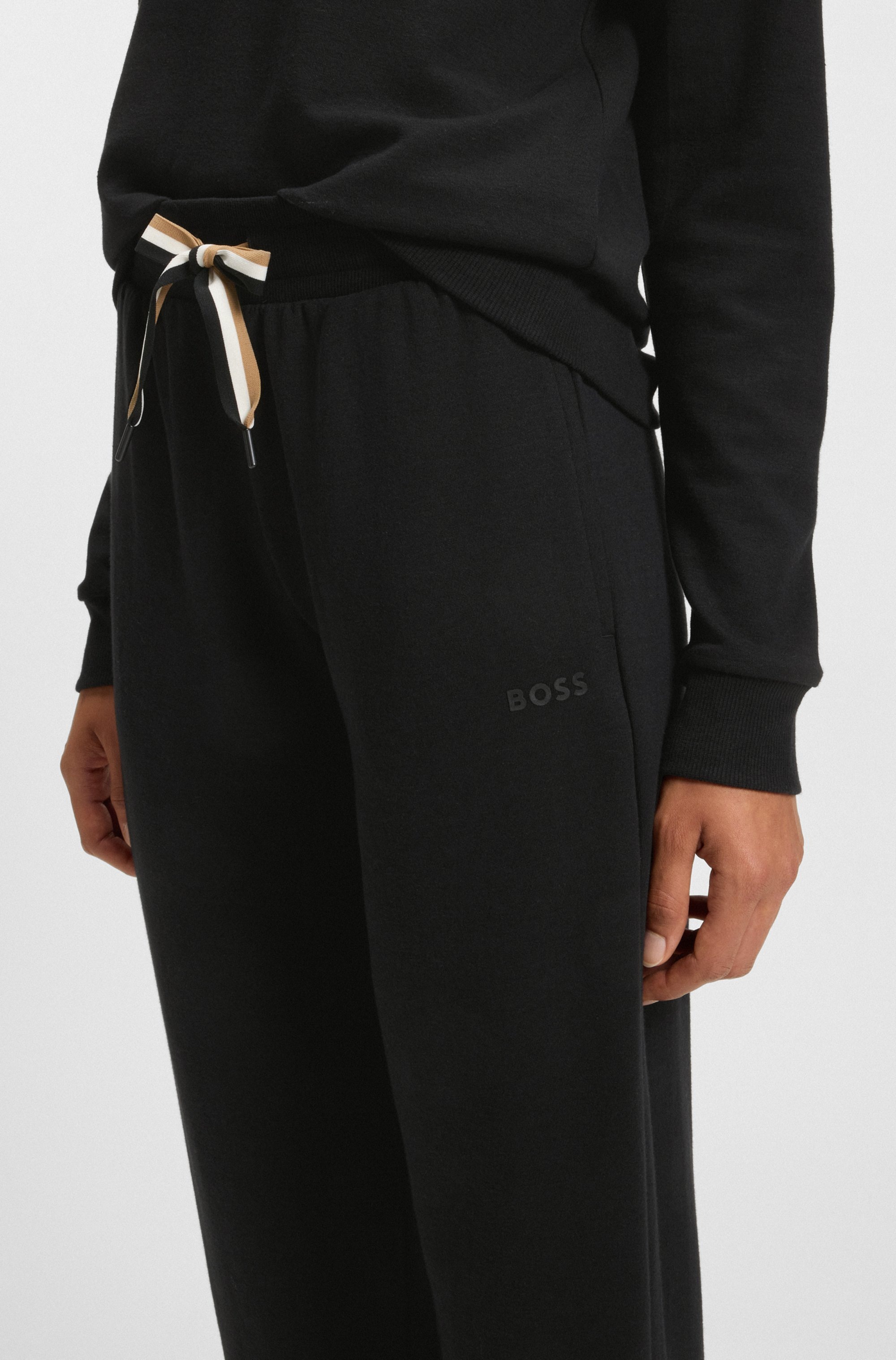 BOSS Relaxhose "CP Stripe Pants Cuff", mit kontrastfarbener Kordel günstig online kaufen