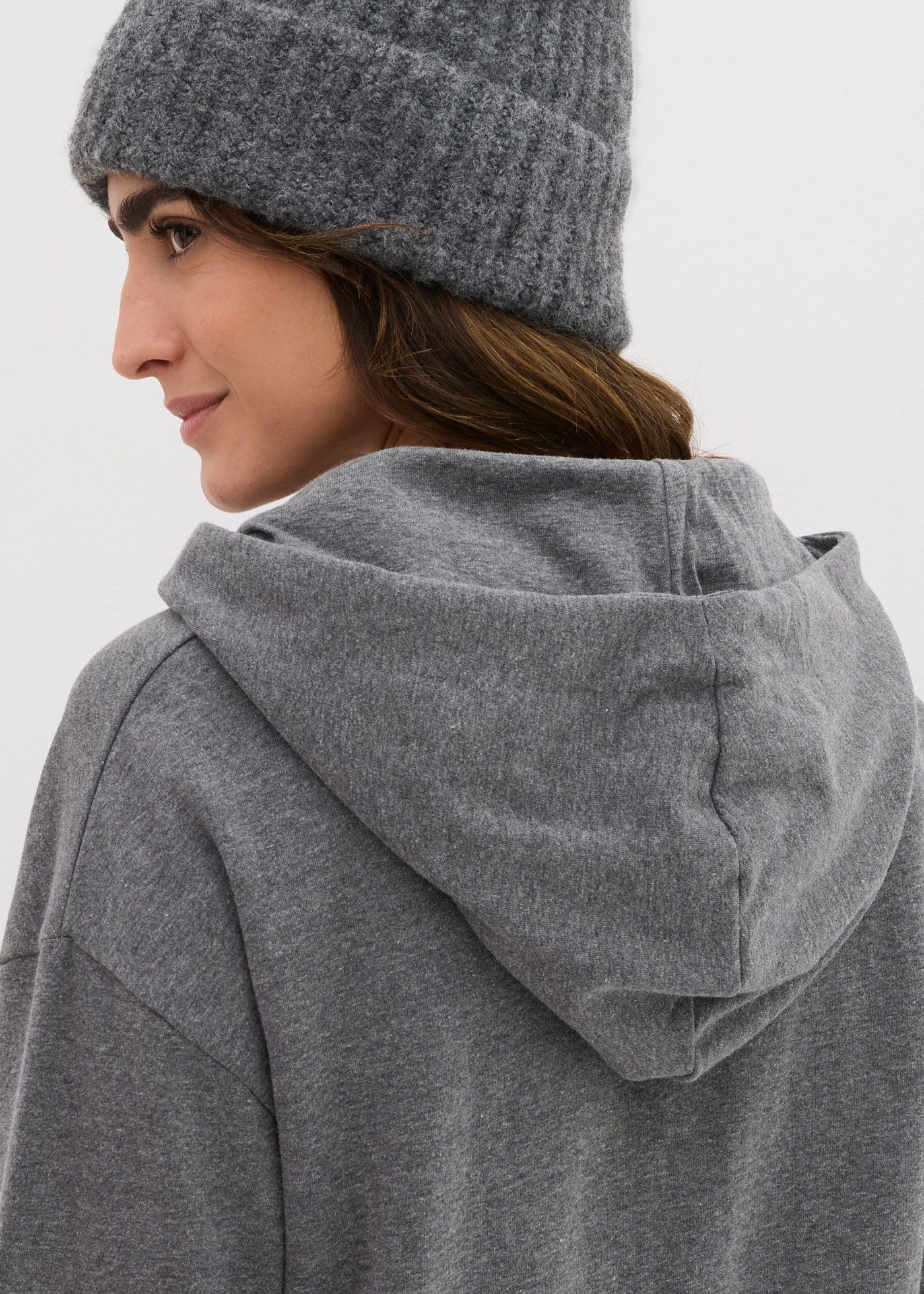 bonprix Sweatkleid »Sweatkleid mit Baumwolle« Kängurutasche mit Kapuze, aus Baumwolle und Viskose, lockere Passform