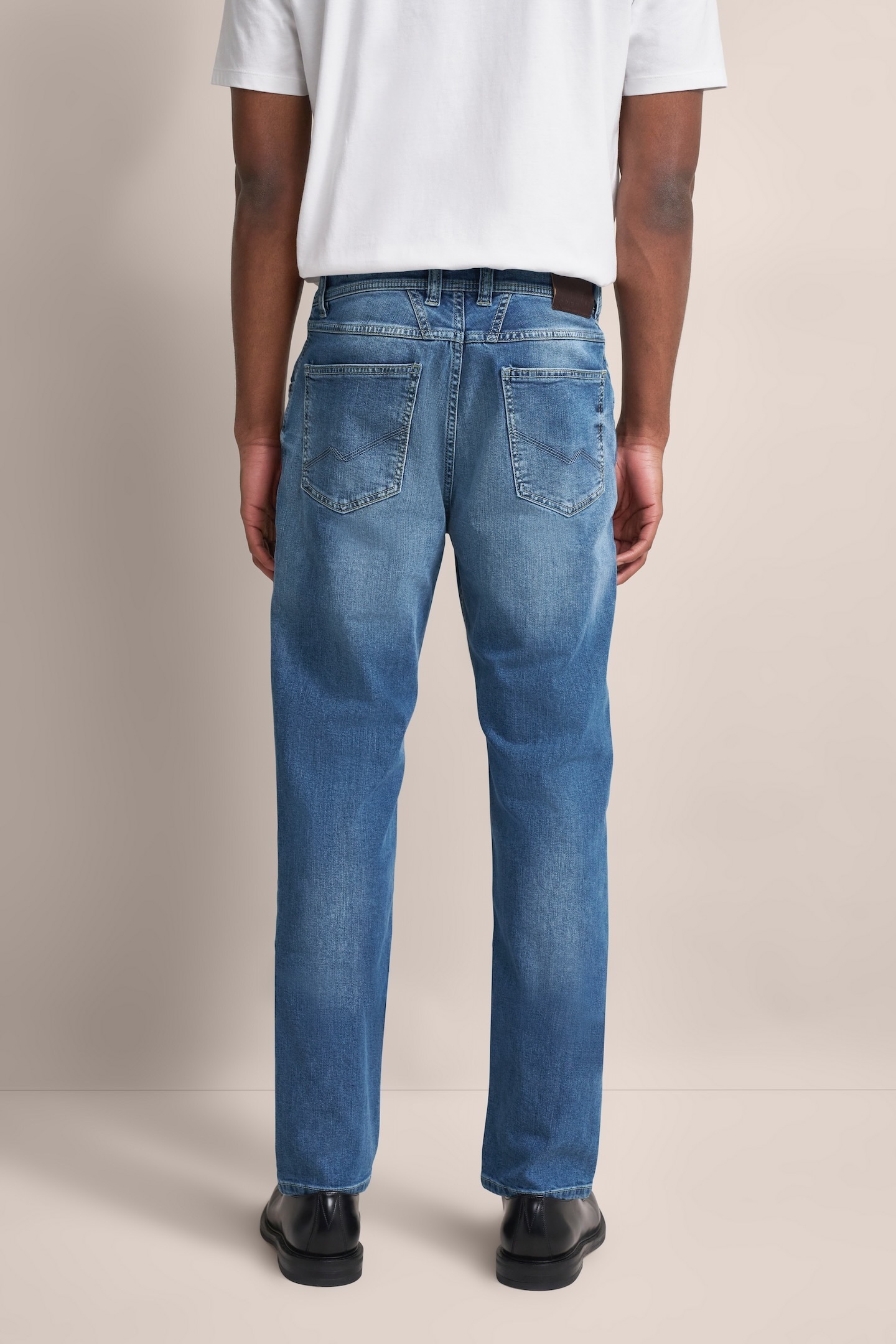 bugatti 5-Pocket-Jeans, mit einem leichten Used-Look