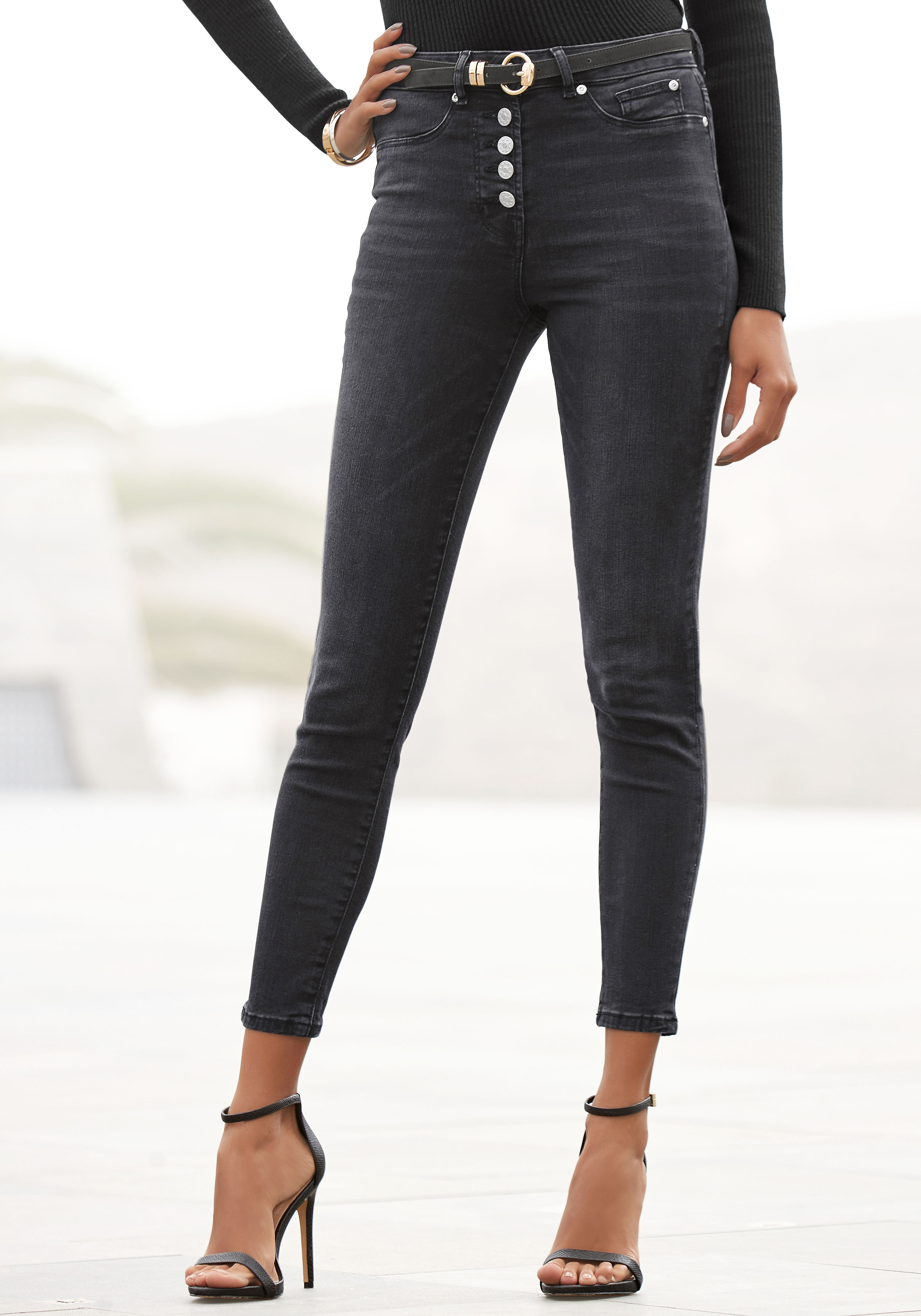 High-waist-Jeans, mit modischer Knopfleiste