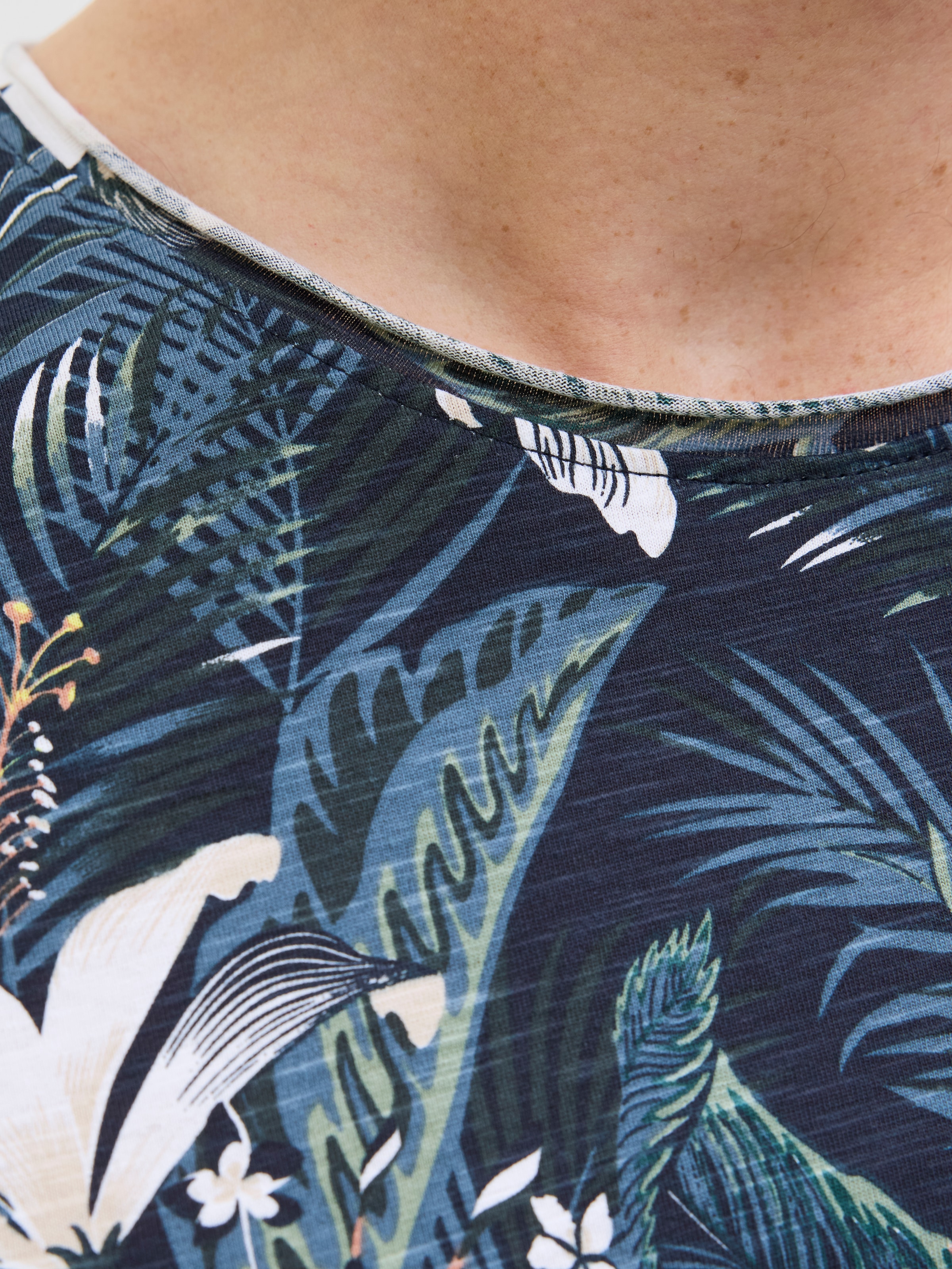 Jack & Jones Rundhalsshirt »JJEBRYAN AOP TEE S/S O-NECK NOOS«, mit All-Over Print