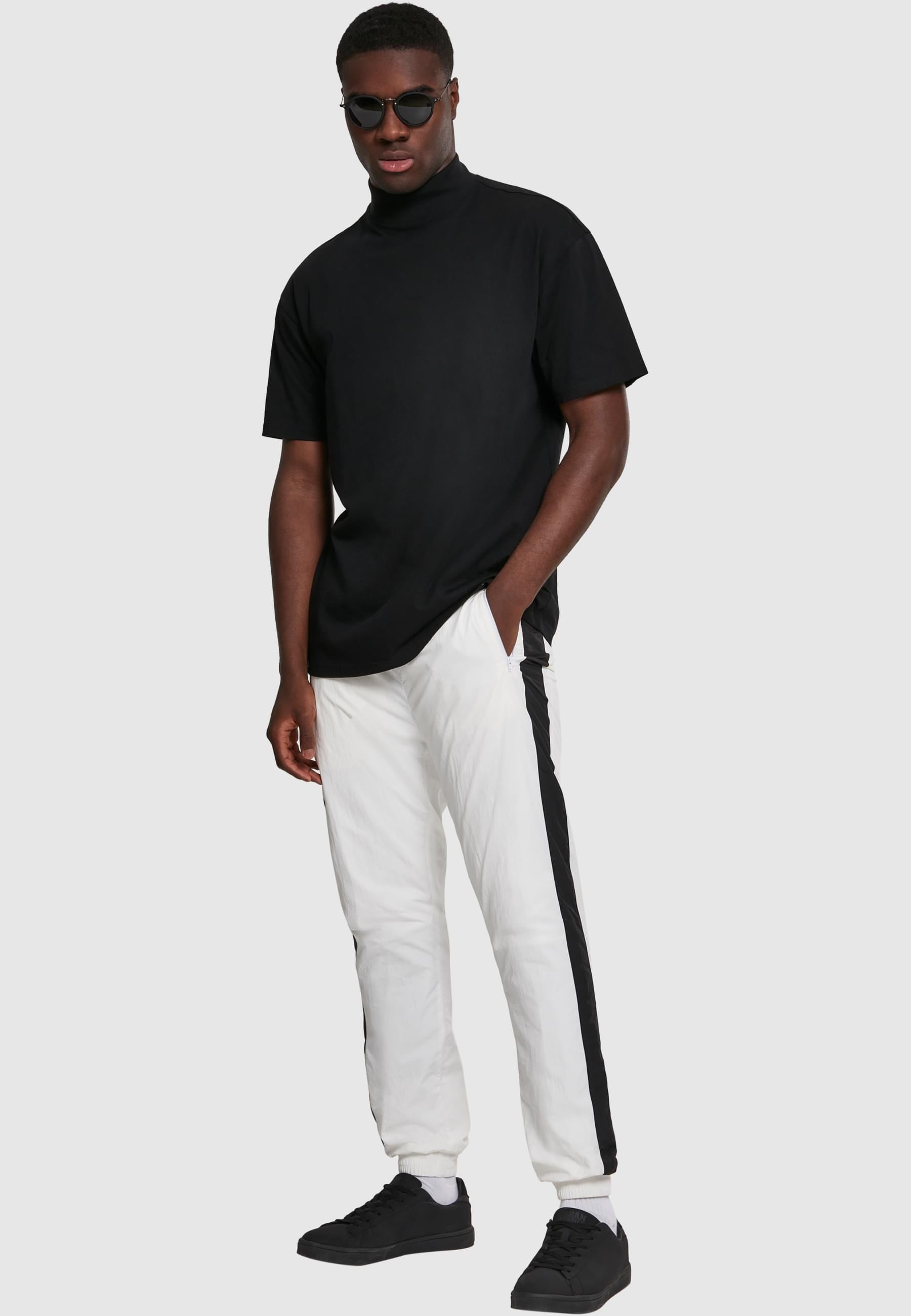 URBAN CLASSICS Stoffhose »Urban Classics Herren Side Striped Crinkle Track Pants«, (1 tlg.)