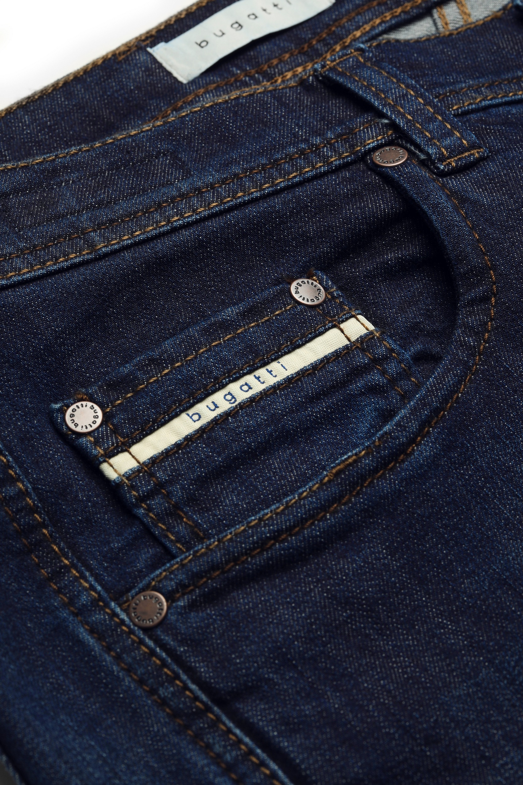 bugatti 5-Pocket-Jeans, mit einem leichten Used-Look