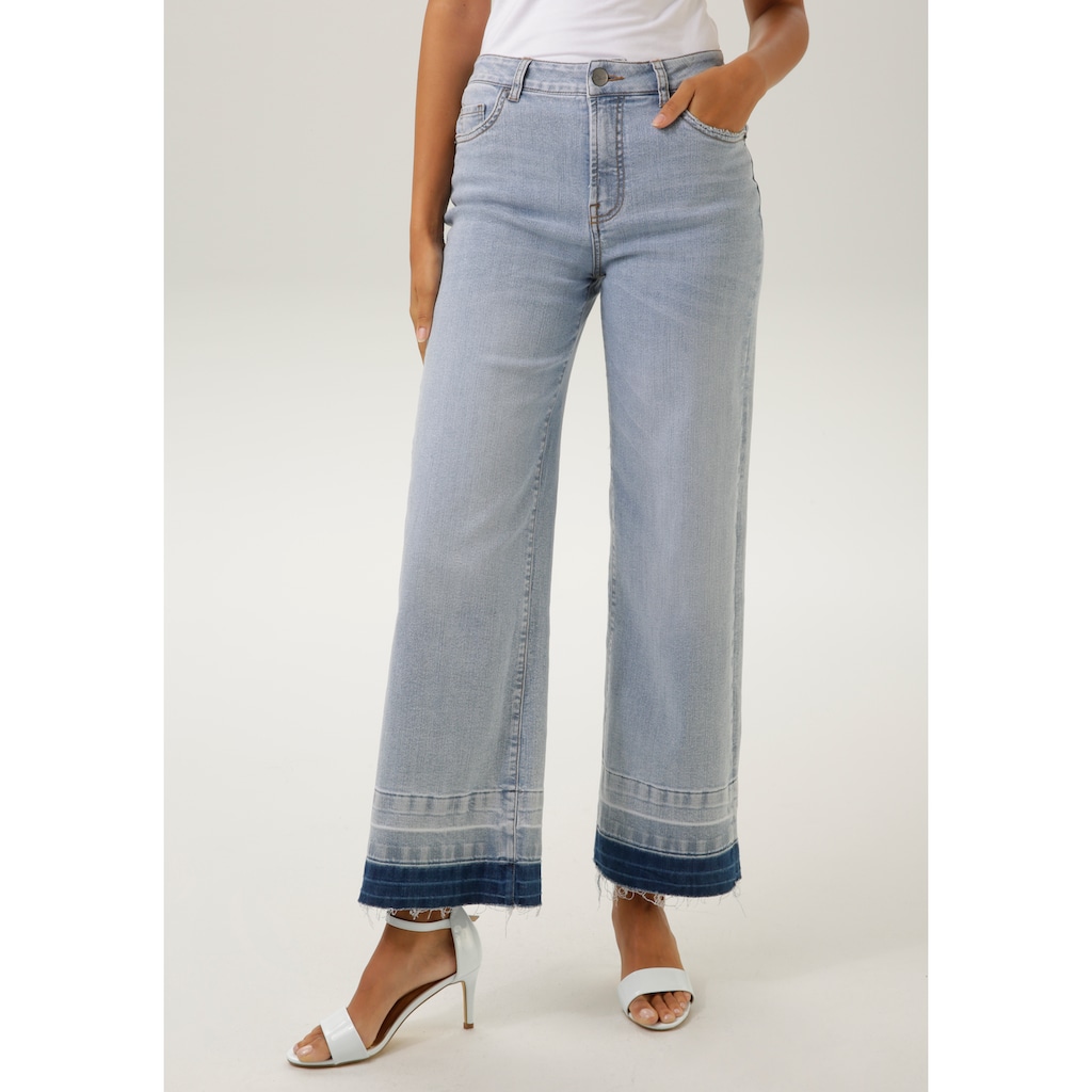 Aniston CASUAL Straight-Jeans, mit trendiger Waschung am leicht ausgefranstem Saum