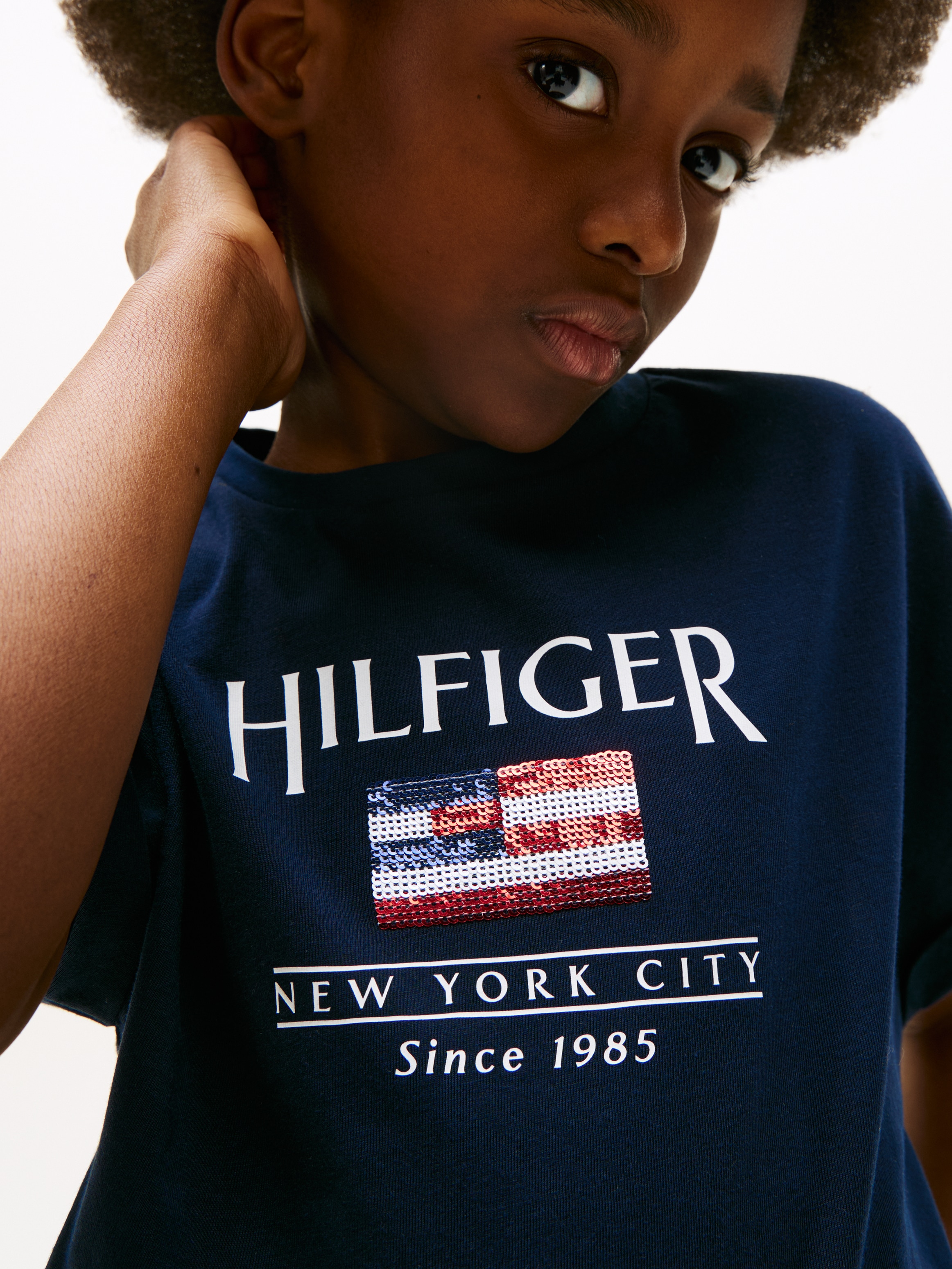 Thumbnail - Tommy Hilfiger Kurzarmshirt "HILFIGER SEQUINS FLAG TEE SS" mit Pailetten, mit Logodruck
