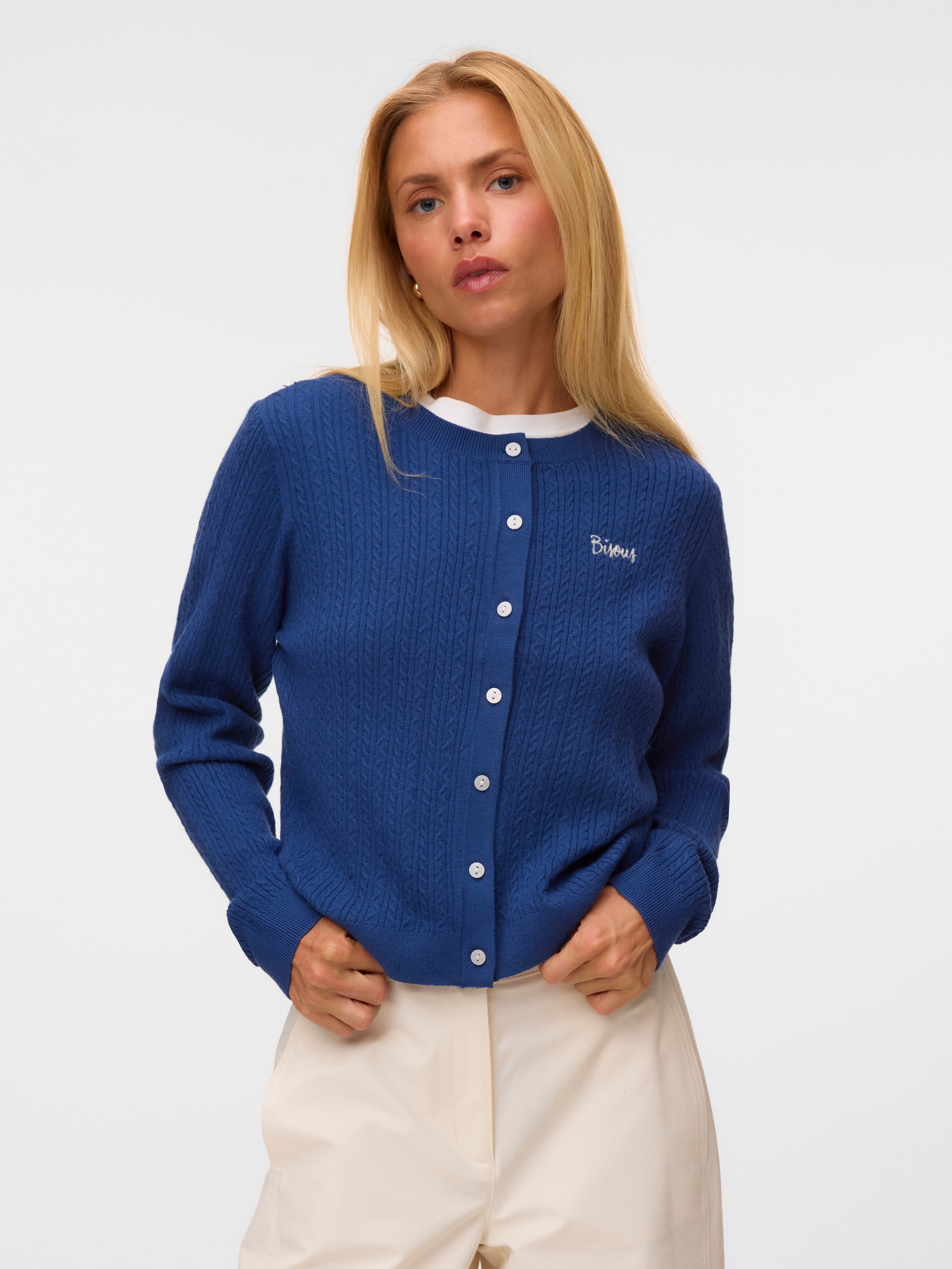 Vero Moda Strickjacke "VMGOLD CABLE LS O-NECK CARDIGAN" Viskosemischung, regular fit