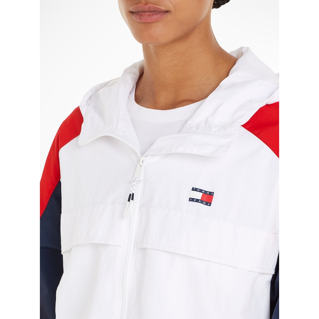 Tommy Jeans Windbreaker »TJW CHICAGO CLBK WINDBREAKER«, mit Kapuze, in den typischen Tommy Farben