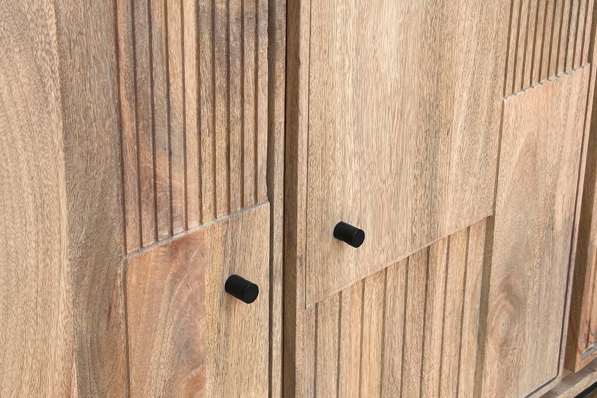 SIT Sideboard »Kommode – Massives Holz mit Lamellen‑Front & kunstvollen Schnitzereien« 1 Stk. tlg. Massives Lamellen‑Sideboard mit kunstvollen Schnitzereien & Stauraum