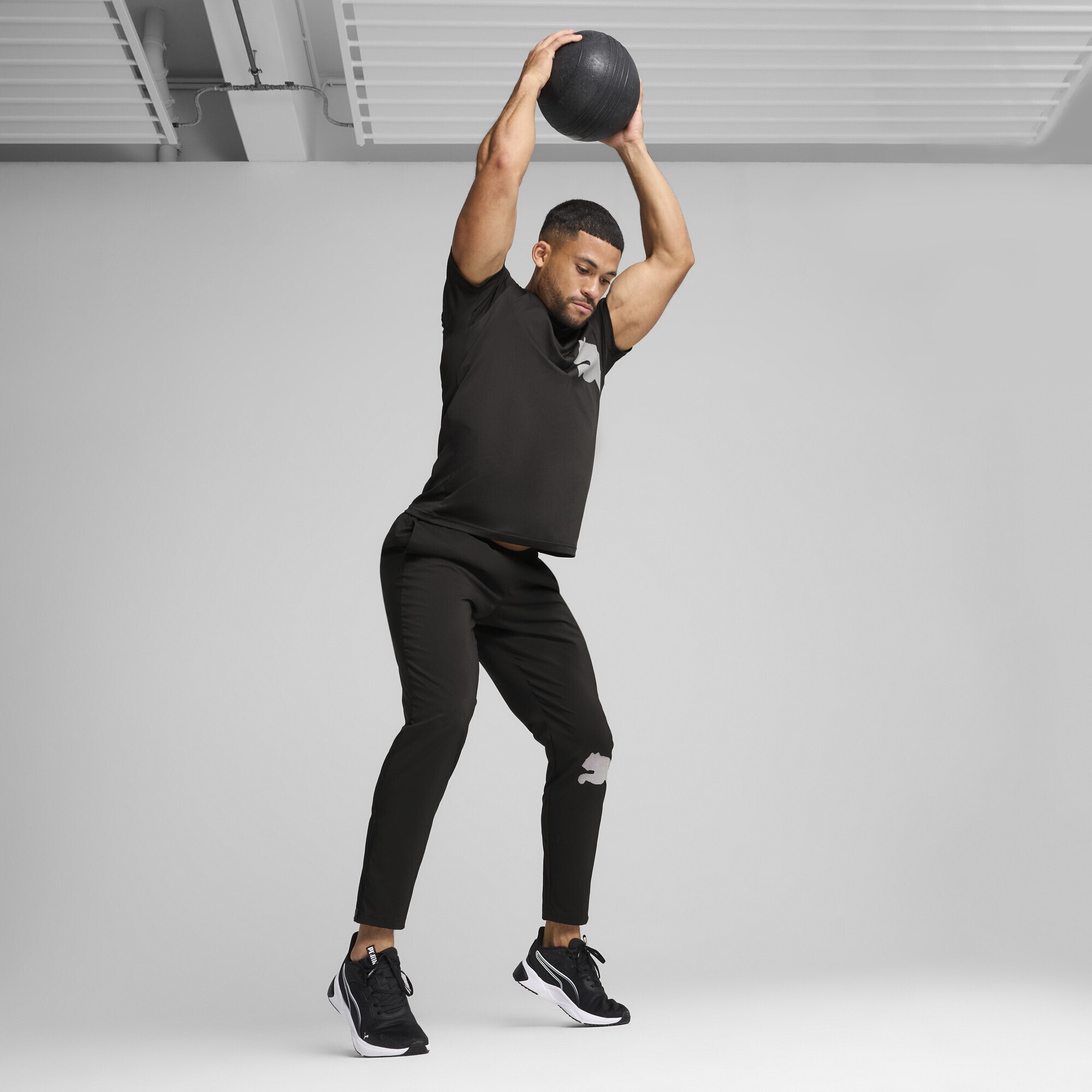 PUMA Trainingshose »Train All Day Big Logo Gewebte Hose Herren«