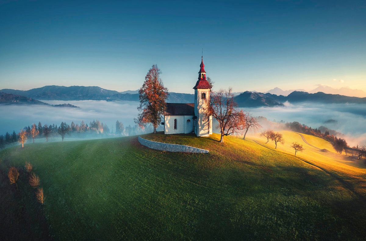 Papermoon Fototapete »PANORAMA-KIRCHE SONNE GEBIRGE LANDSCHAFT SLOWENIEN XXL«