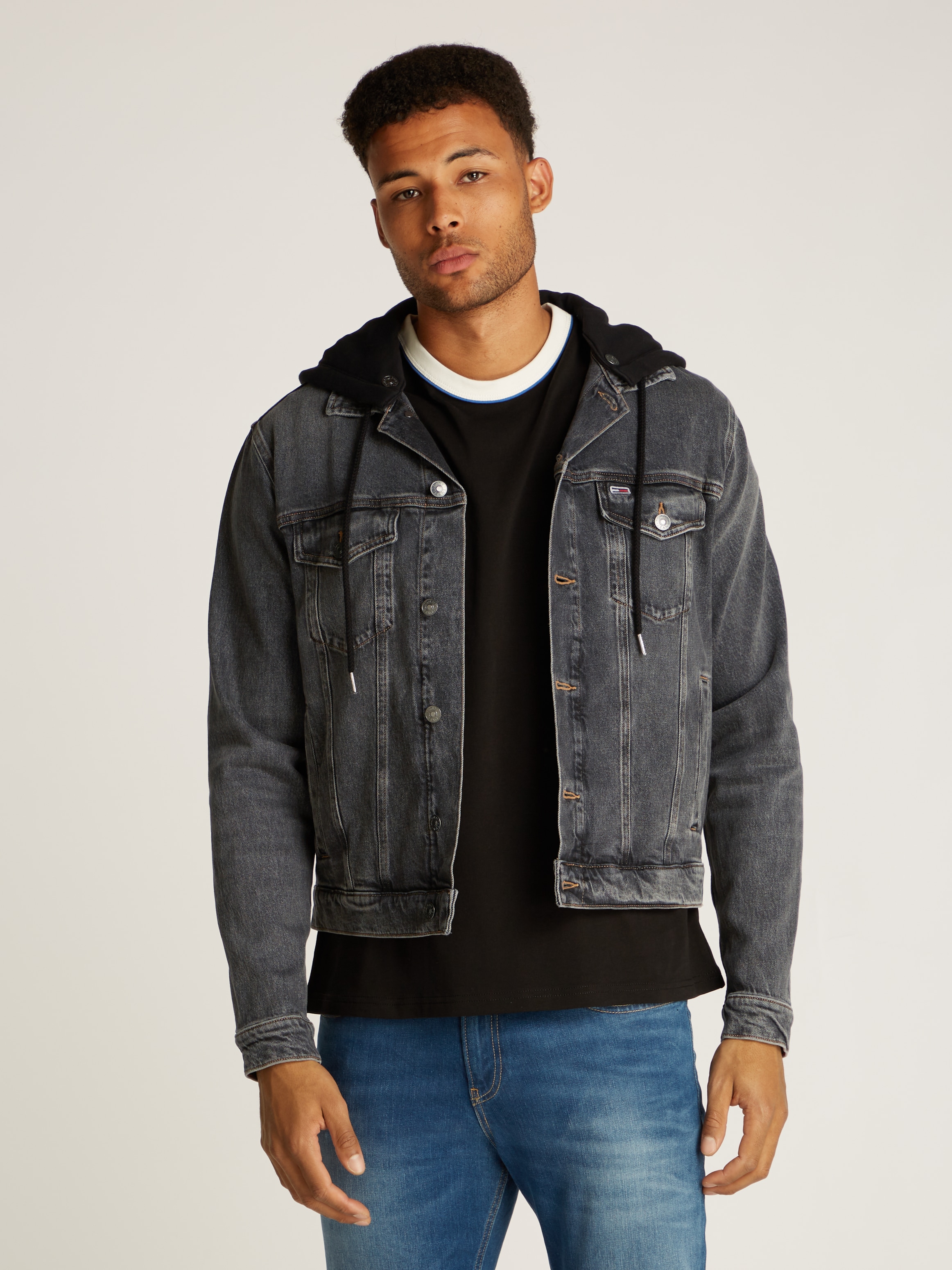 Tommy Jeans Jeansjacke "HOODED RYAN RGL TRCKR JKT AI6184", mit Kapuze, mit Badge