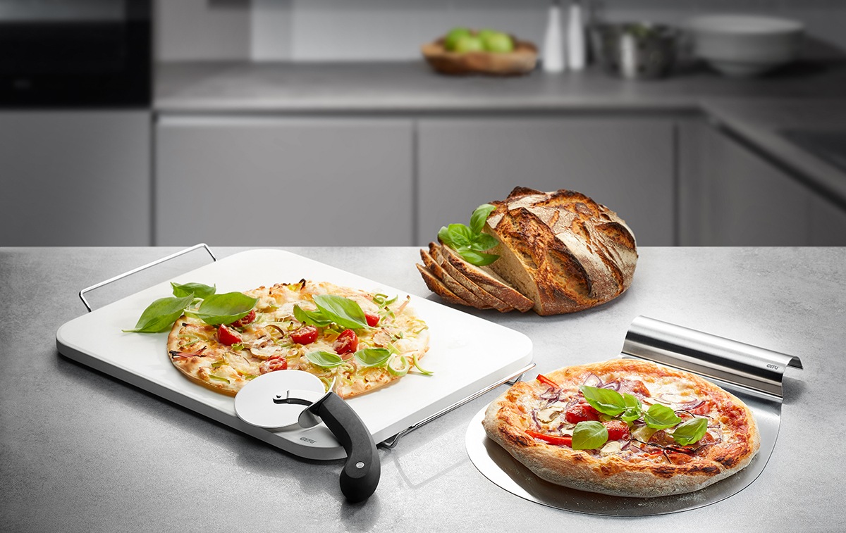 Thumbnail - GEFU Pizzastein-Set: Pizzastein DARIOSO mit Gestell + Pizzaschneider + Pizza-Schieber