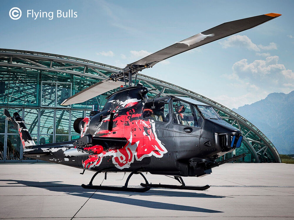 Revell® Modellbausatz »Geschenkset: Flying Bulls AH-1F Cobra«, 1:48