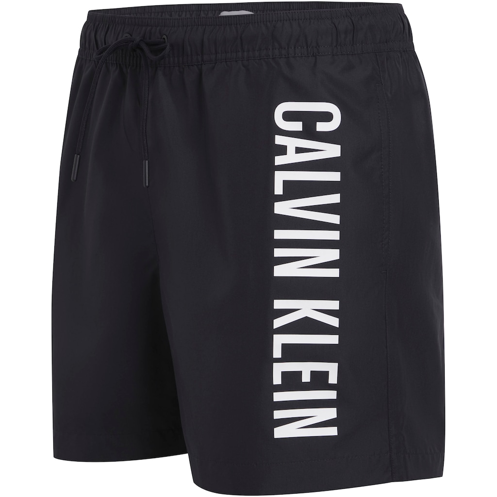 Calvin Klein Swimwear Badeshorts »MEDIUM DRAWSTRING«, mit kontrastfarbenem Logo-Schrifztug am Bein