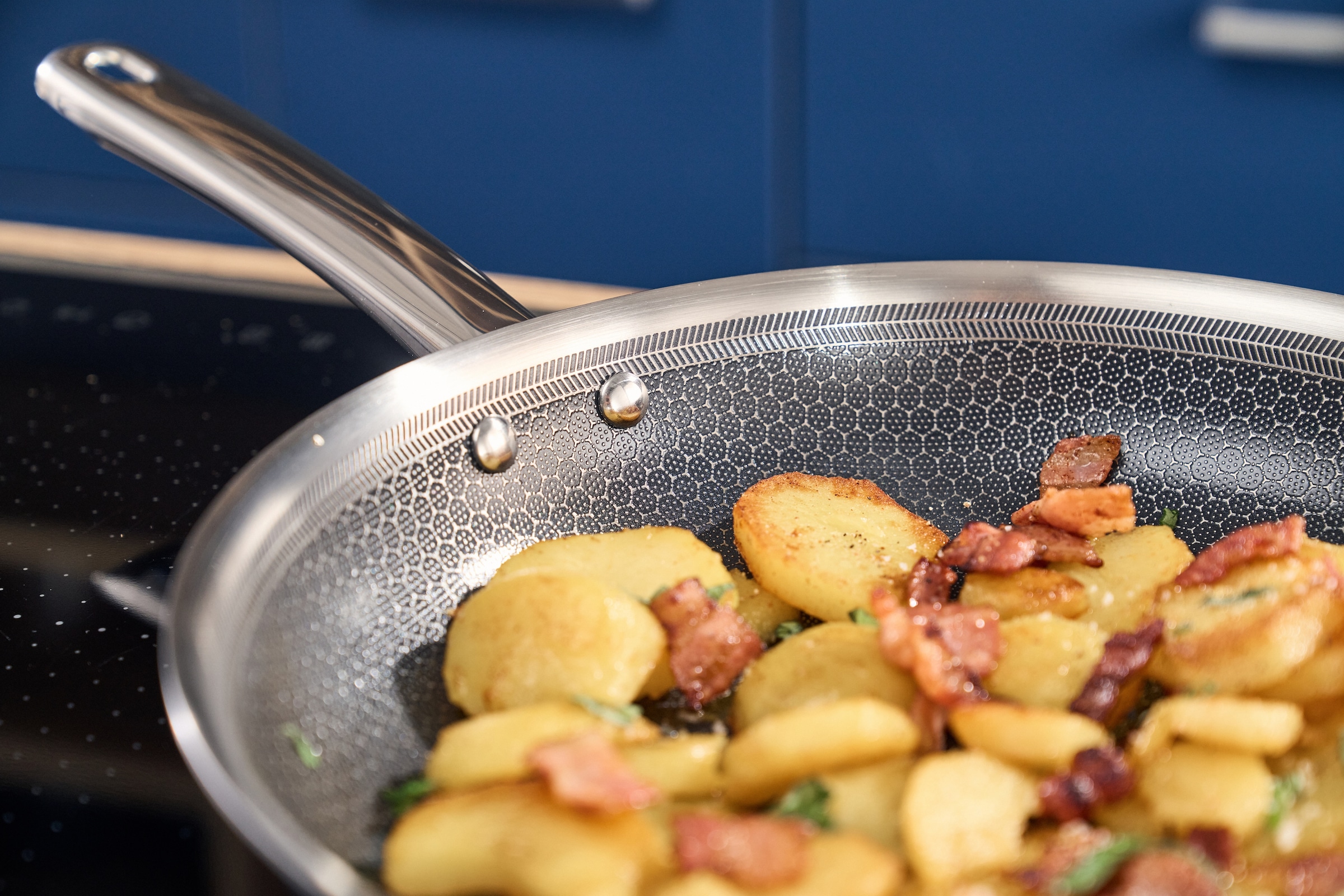HENCKELS by ZWILLING Bratpfanne »Valley« Edelstahl 1 tlg. Keramikbeschichtung, Soft-Touch-Griffe, fettarmes Braten, Edelstahl
