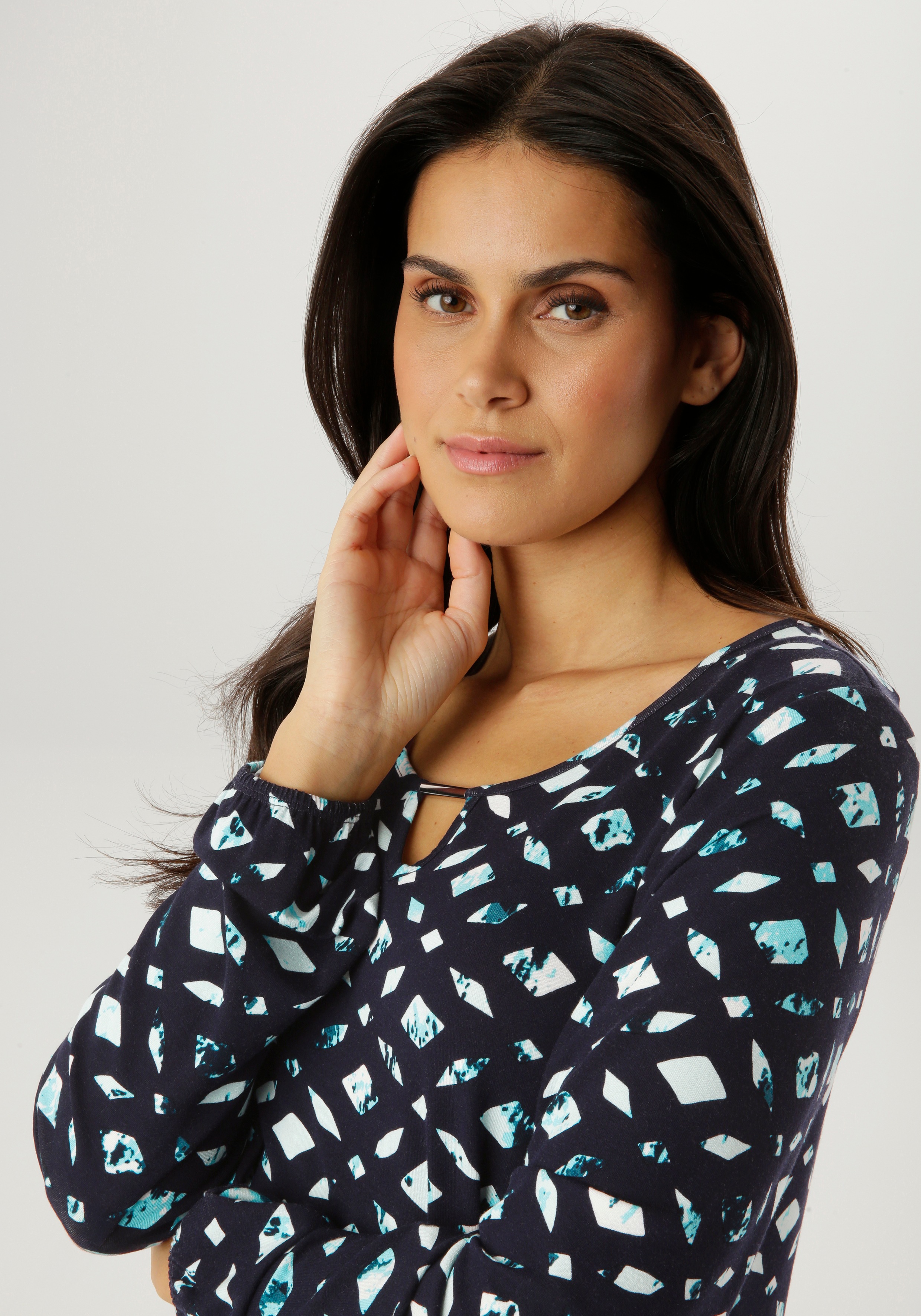 Thumbnail - Aniston SELECTED Langarmshirt mit Cut-out und dekorative Mosaik-Musterung - NEUE KOLLEKTION