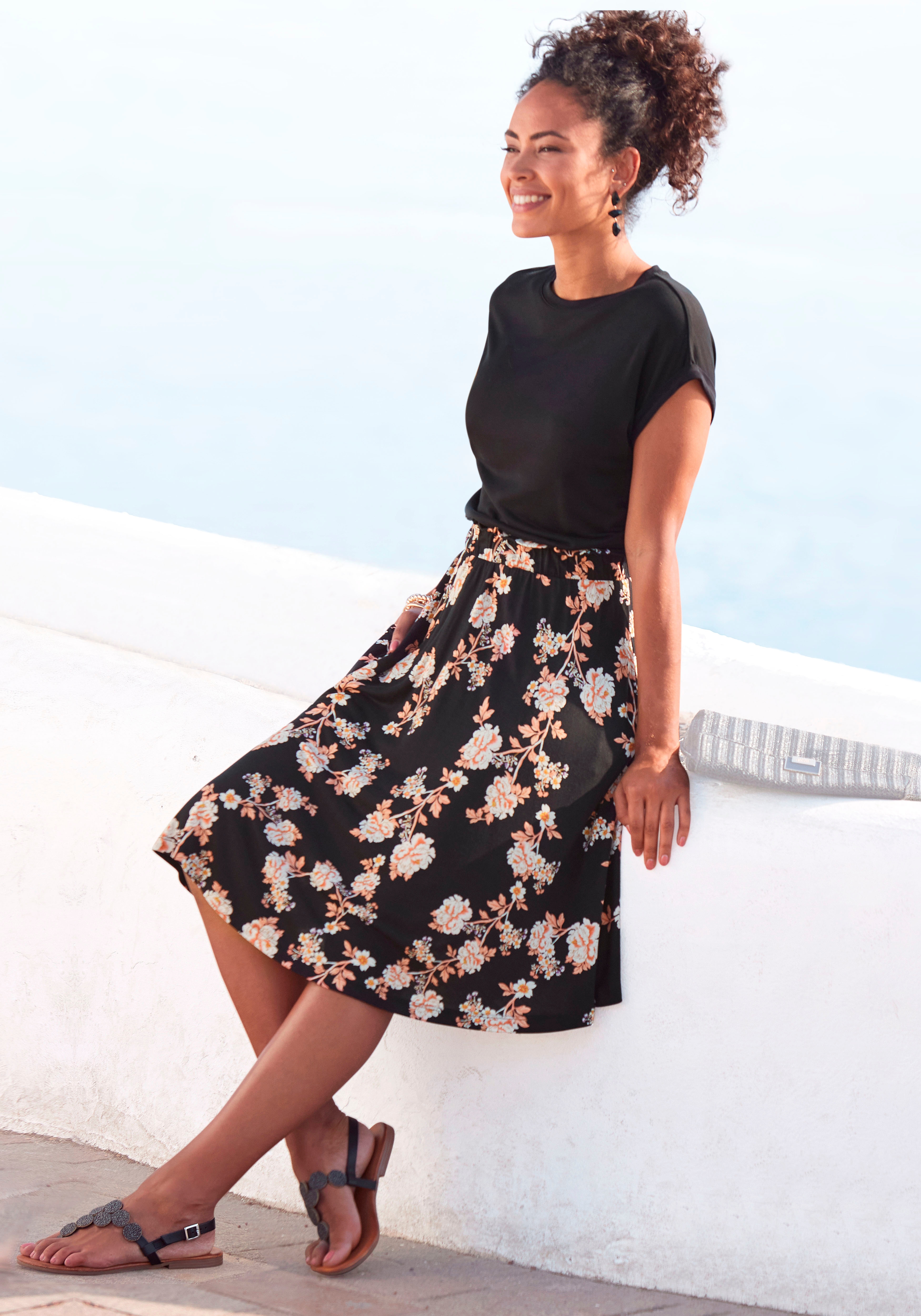 LASCANA Jerseykleid "mit bedrucktem Rock, Gummizug in der Taille" Ohne Taschen kurzärmliges Sommerkleid, T-Shirtkleid, Viskosekleid, casual