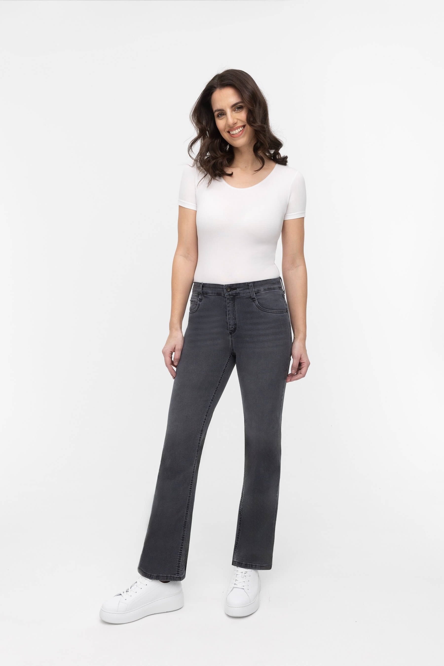wonderjeans 5-Pocket-Jeans »Relaxed Straight«, Cool, modern und vielseitig zu stylen