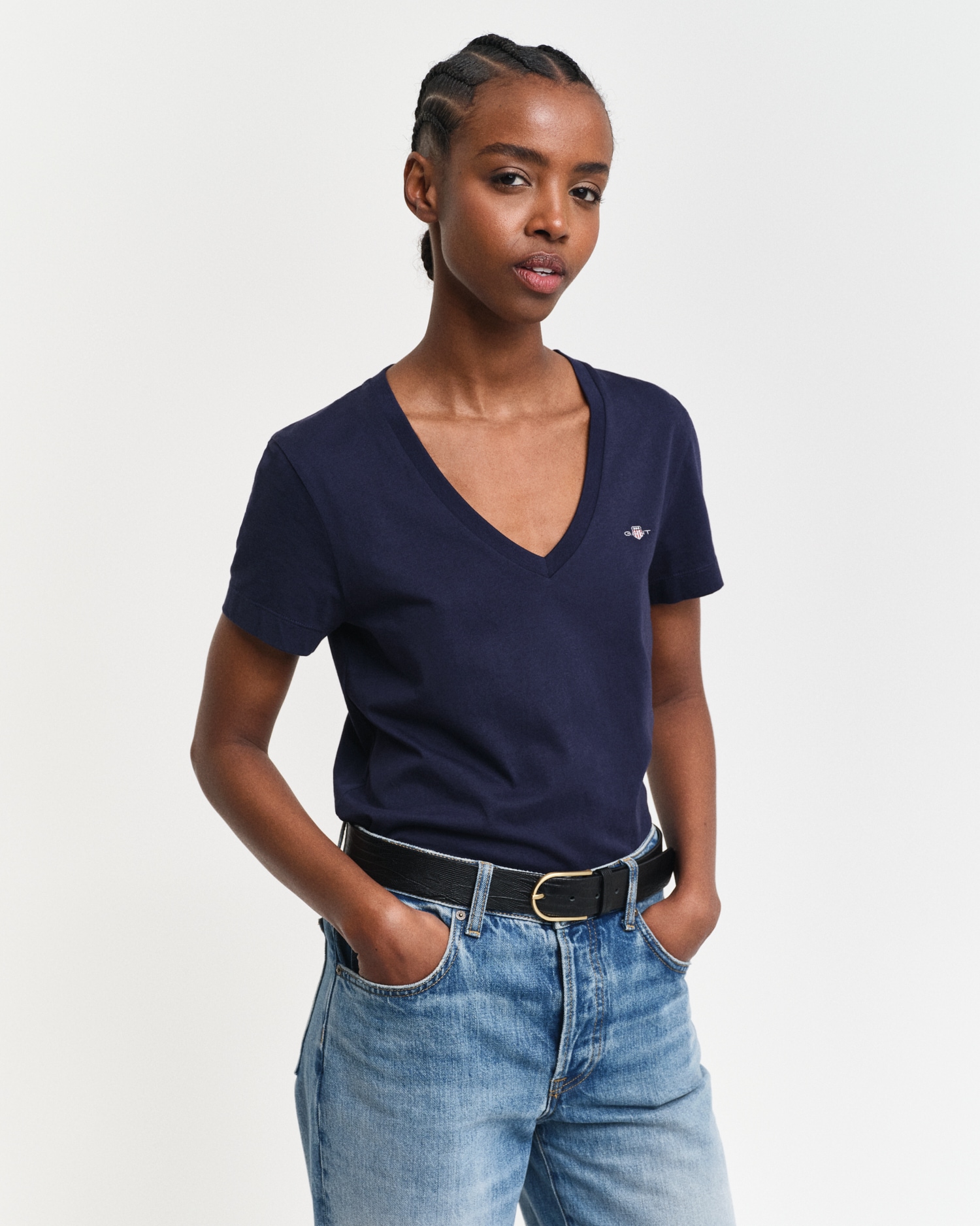 Gant T-Shirt »REG SHIELD KA V-NECK T-SHIRT«, mit einer kleinen Logostickerei auf der Brust