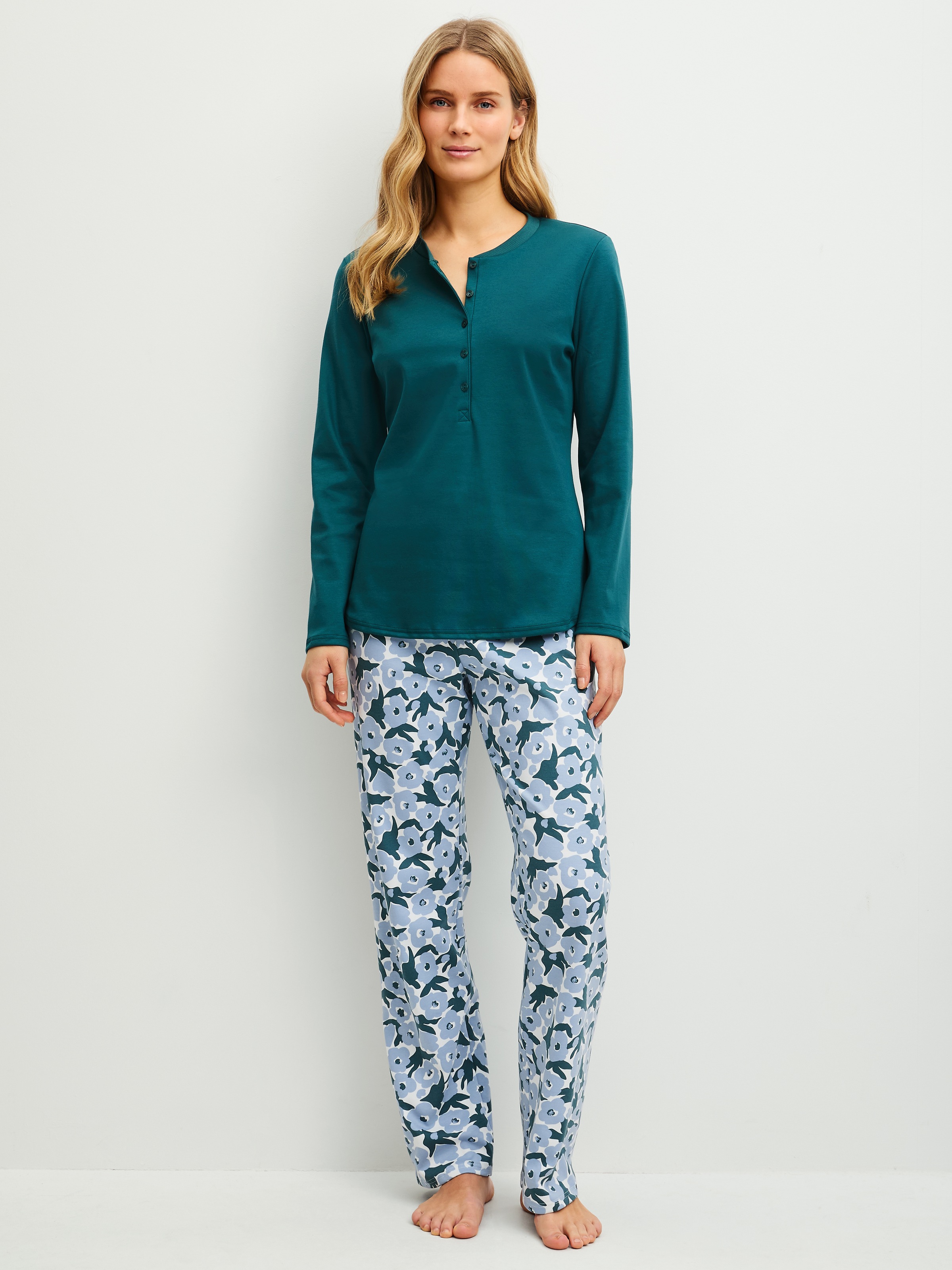 CALIDA Schlafanzug "Midnight Flowers" 2 mit Rundhalsausschnitt und Knopleiste