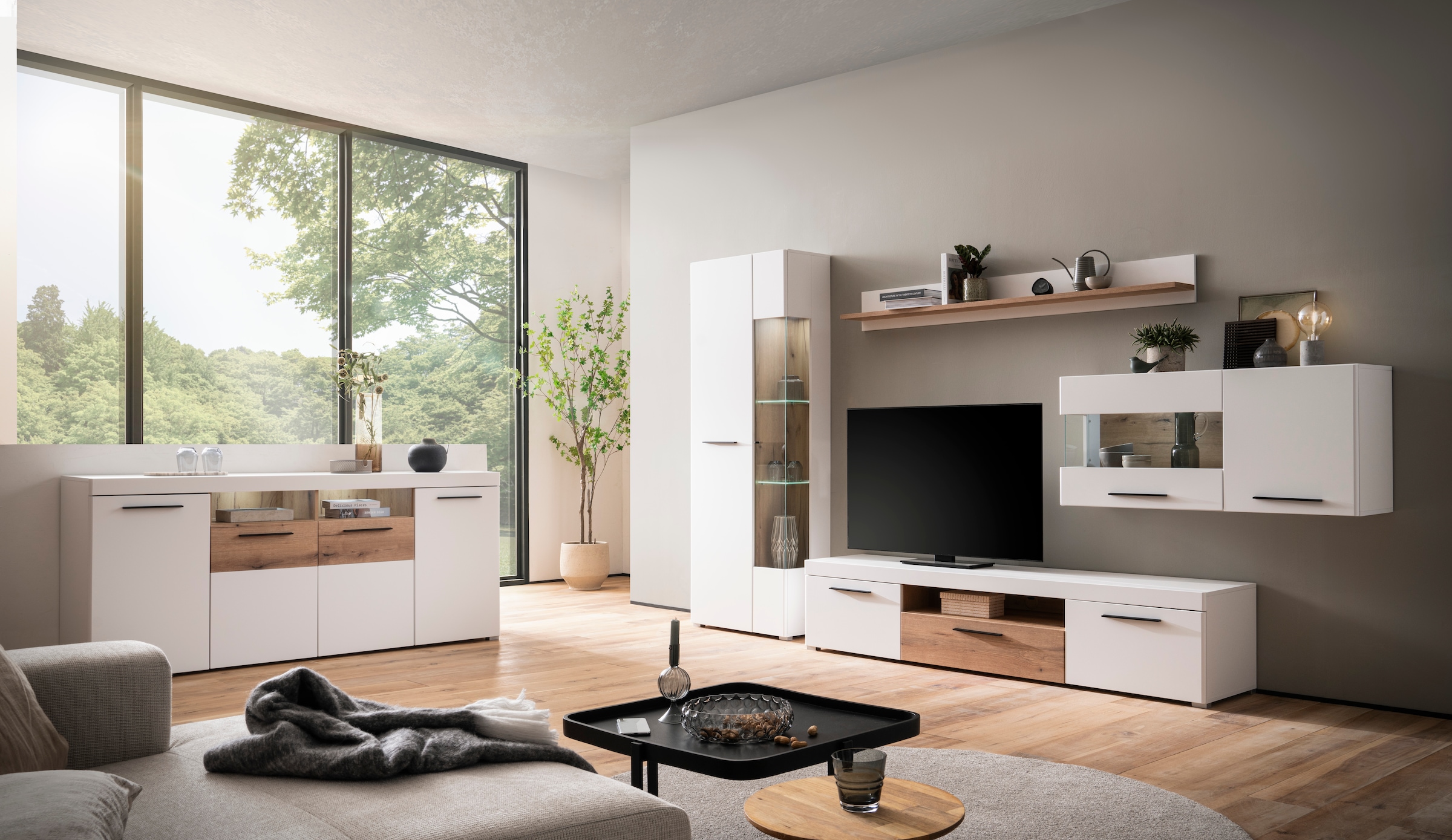 INOSIGN Hängevitrine »Salerno Hängeschrank, Glasvitrine, Weiß mit Eiche Evoke Dekor, modern.«, Metallgriffe, ausreichend Stauraum, vielseitig einsetzbar, 120cm breit