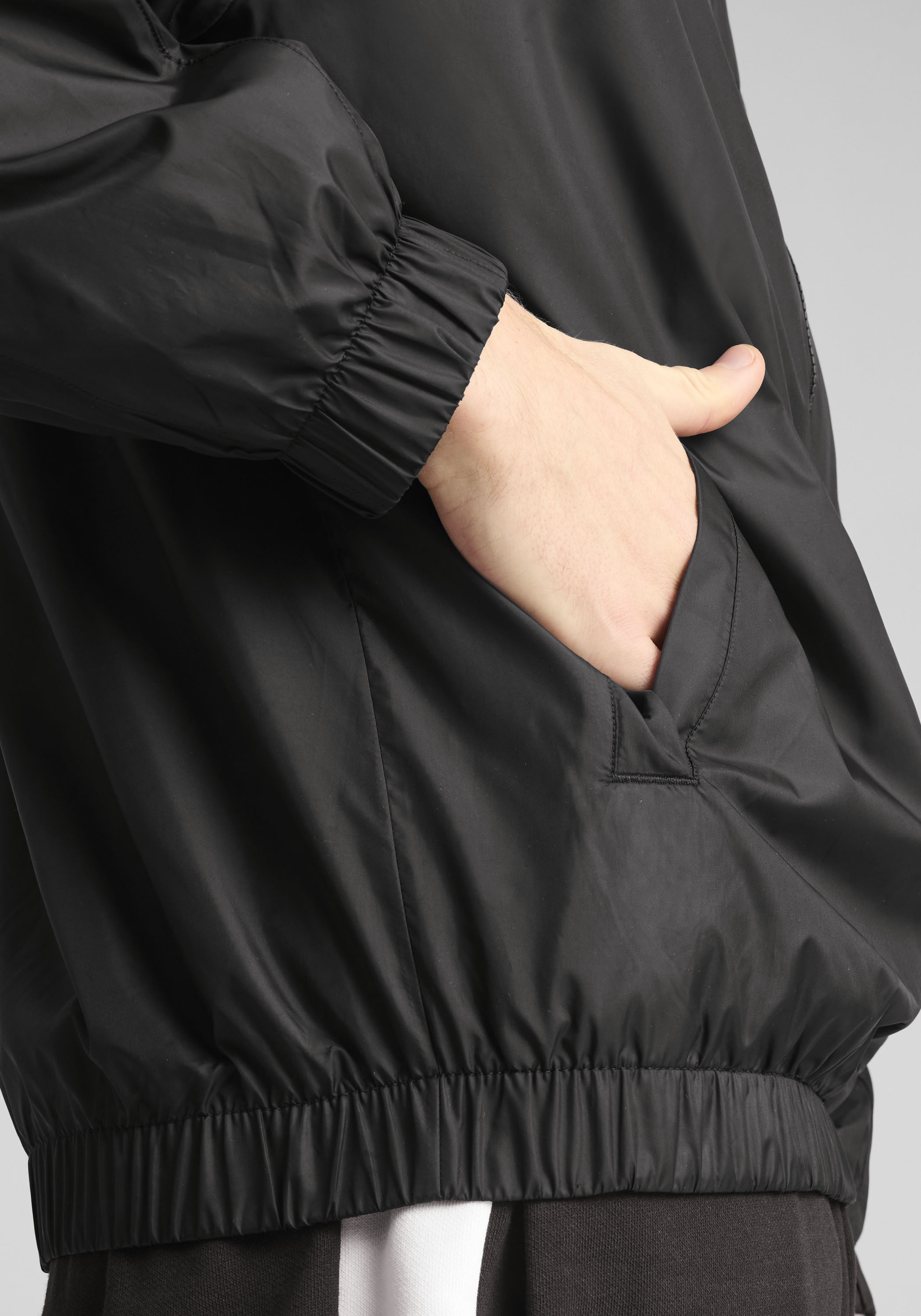 PUMA Windbreaker »ESS UV RELAXED WINDBREAKER M« mit Kapuze mit Eingrifftaschen, mit WindCELL Technologie, wärmeisolierend