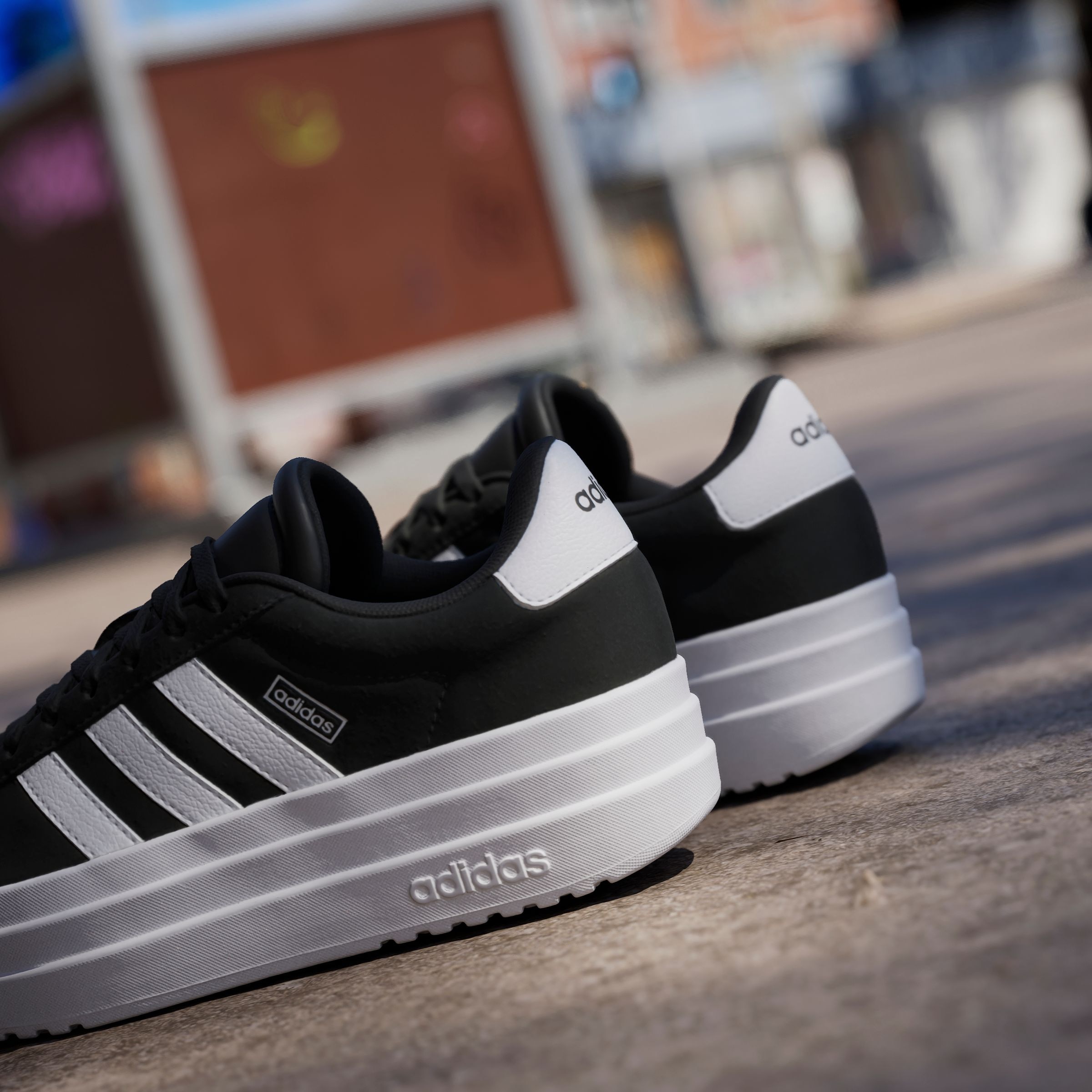 adidas Sportswear Plateausneaker »VL COURT BOLD LIFESTYLE KIDS«, Design auf den Spuren des adidas Gazelle Bold