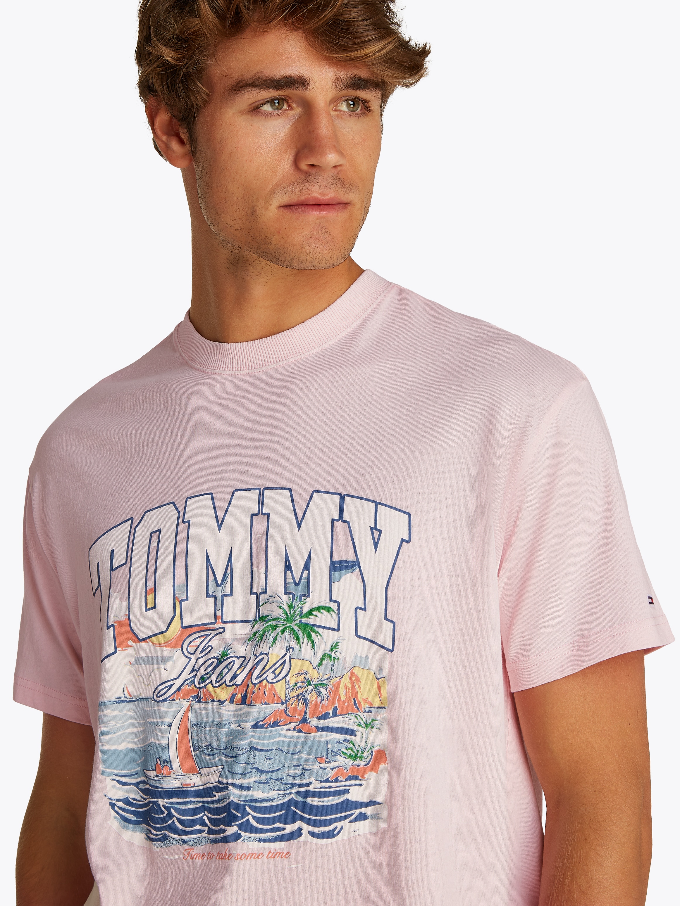 Tommy Jeans T-Shirt »TJM RLX ARCH SAILING SS TEE EXT«, mit großem, mehrfarbigen Print auf der Brust