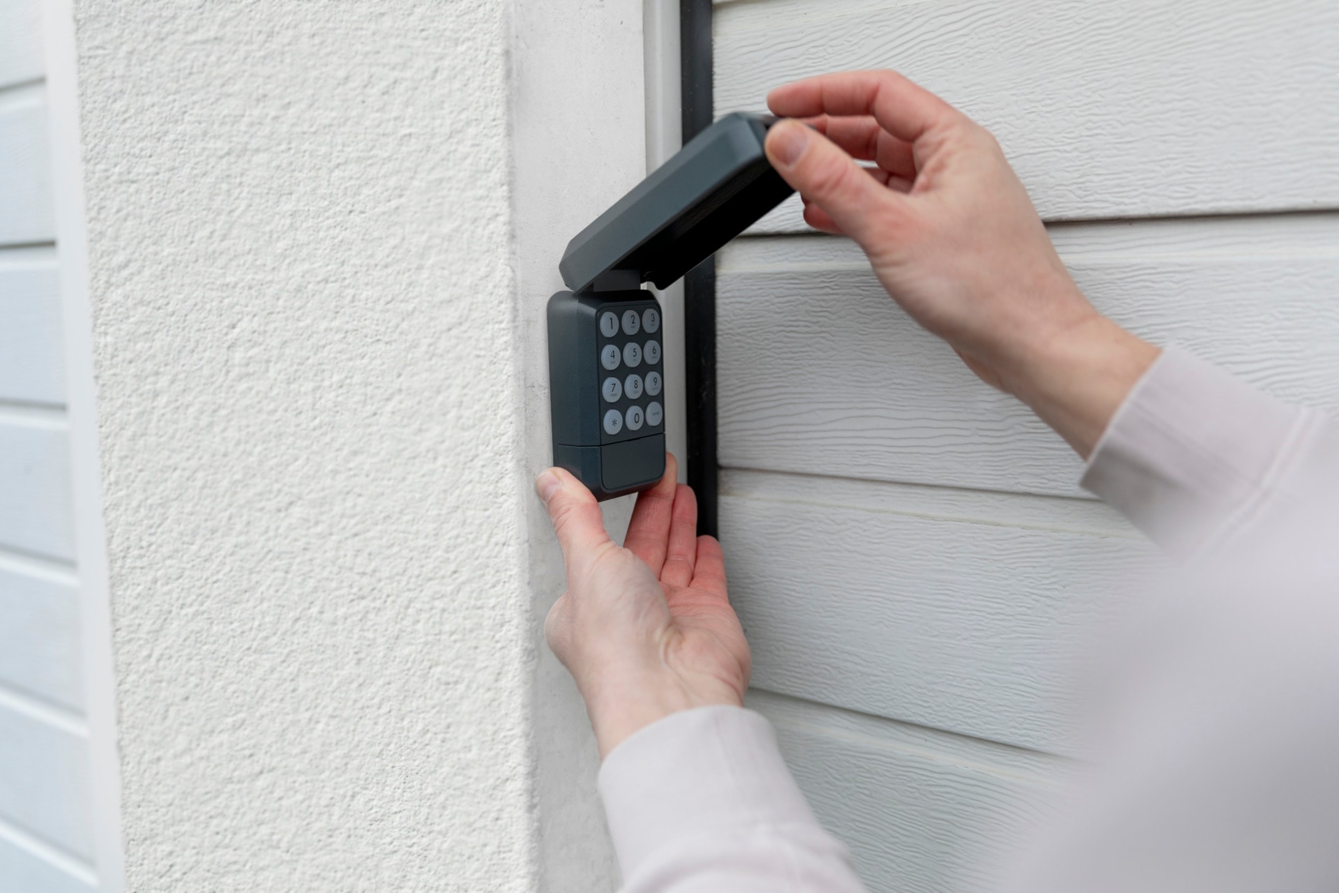 SCHELLENBERG Tor-Funksteuerung »mit Abdeckung für Gargentore, Funk-Codierschalter batteriebetrieben« Garagentorantrieb Funkfrequenz 433,92 MHz bis 20 m, Außenmontage