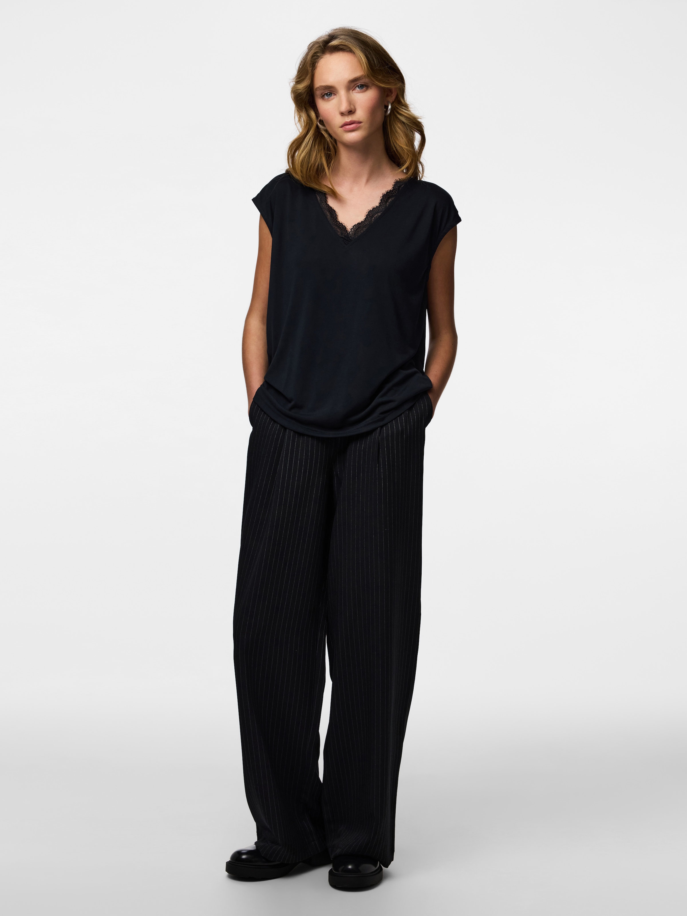 pieces Kurzarmshirt »PCKAMALA LACE V-NECK TEE  JRS NOOS BC«