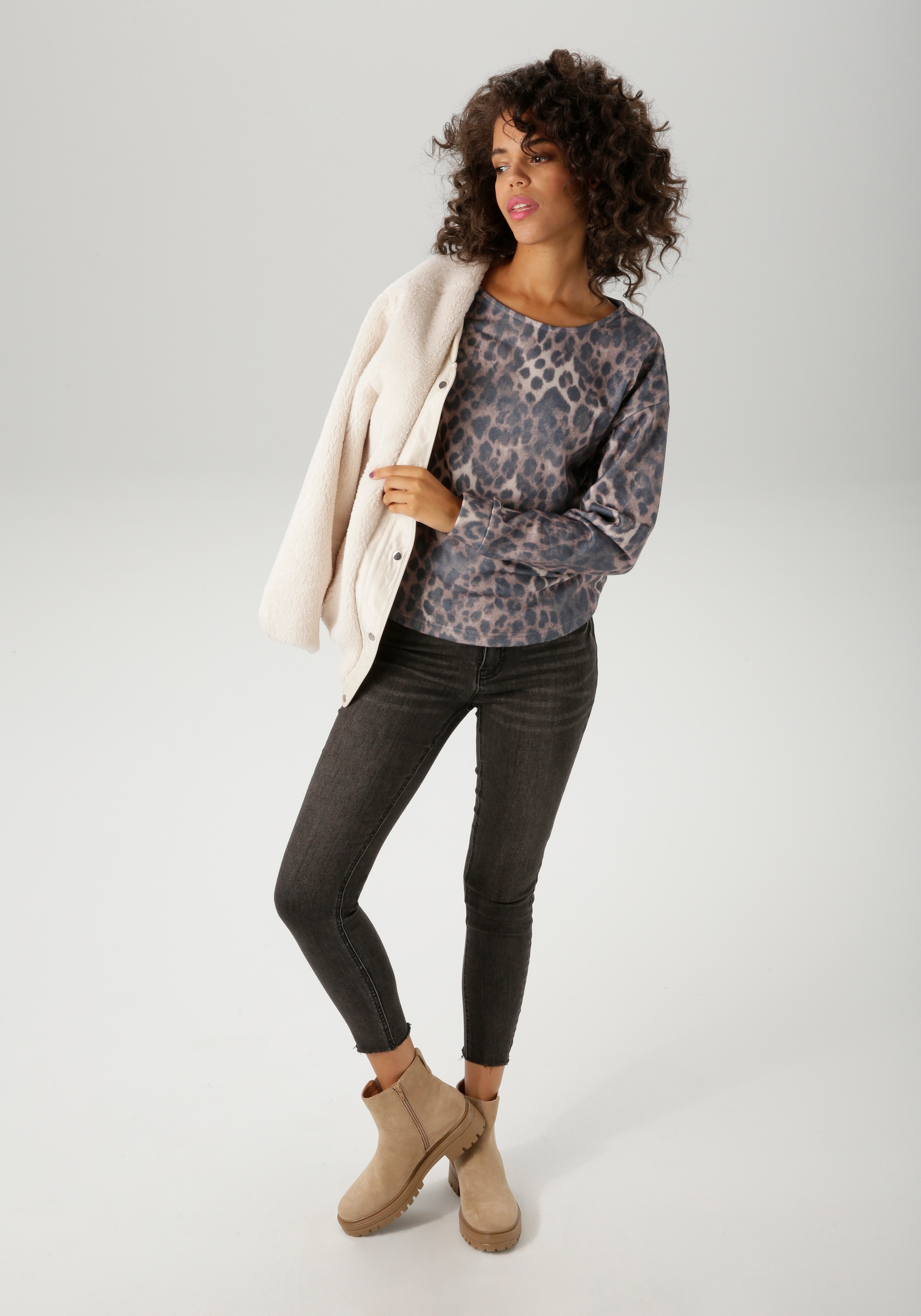 Aniston CASUAL Sweatshirt, mit trendigem Leo-Druck - jedes Teil ein Unikat - NEUE KOLLEKTION