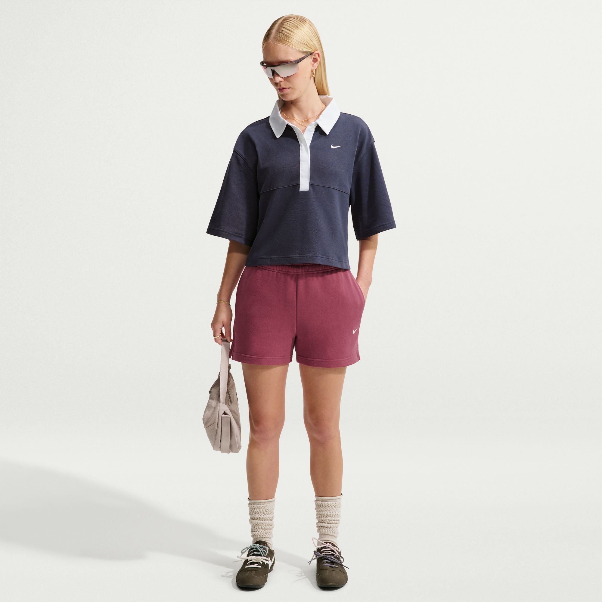 Nike Sportswear Shorts »W NK STDO FLC LW MR STD 4 SHRT«  mit sportlichem Stil, aus Baumwolle und Polyester, lässiger Schnitt